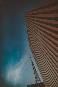 晴朗天空下，摩天大楼和天线的低角度视图展现了现代建筑设计