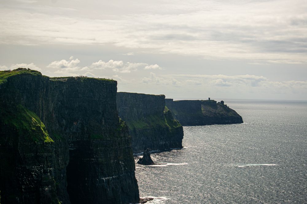 Stâncile lui Moher cu vârfurile înierbate deasupra Oceanului Atlantic