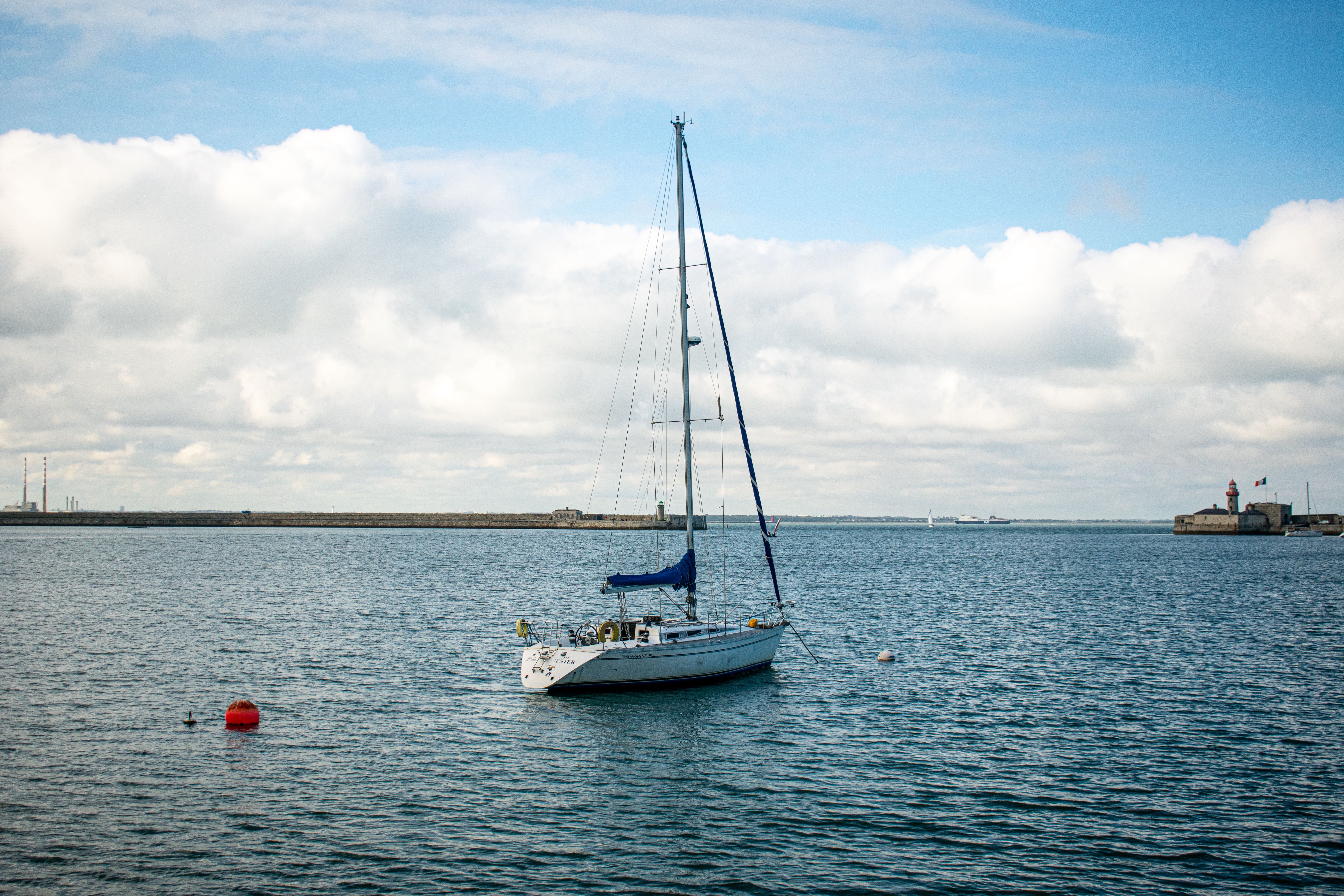 ฟรี เรือใบในท่าเรือ Dún Laoghaire ในวันที่อากาศแจ่มใส คลังภาพถ่าย