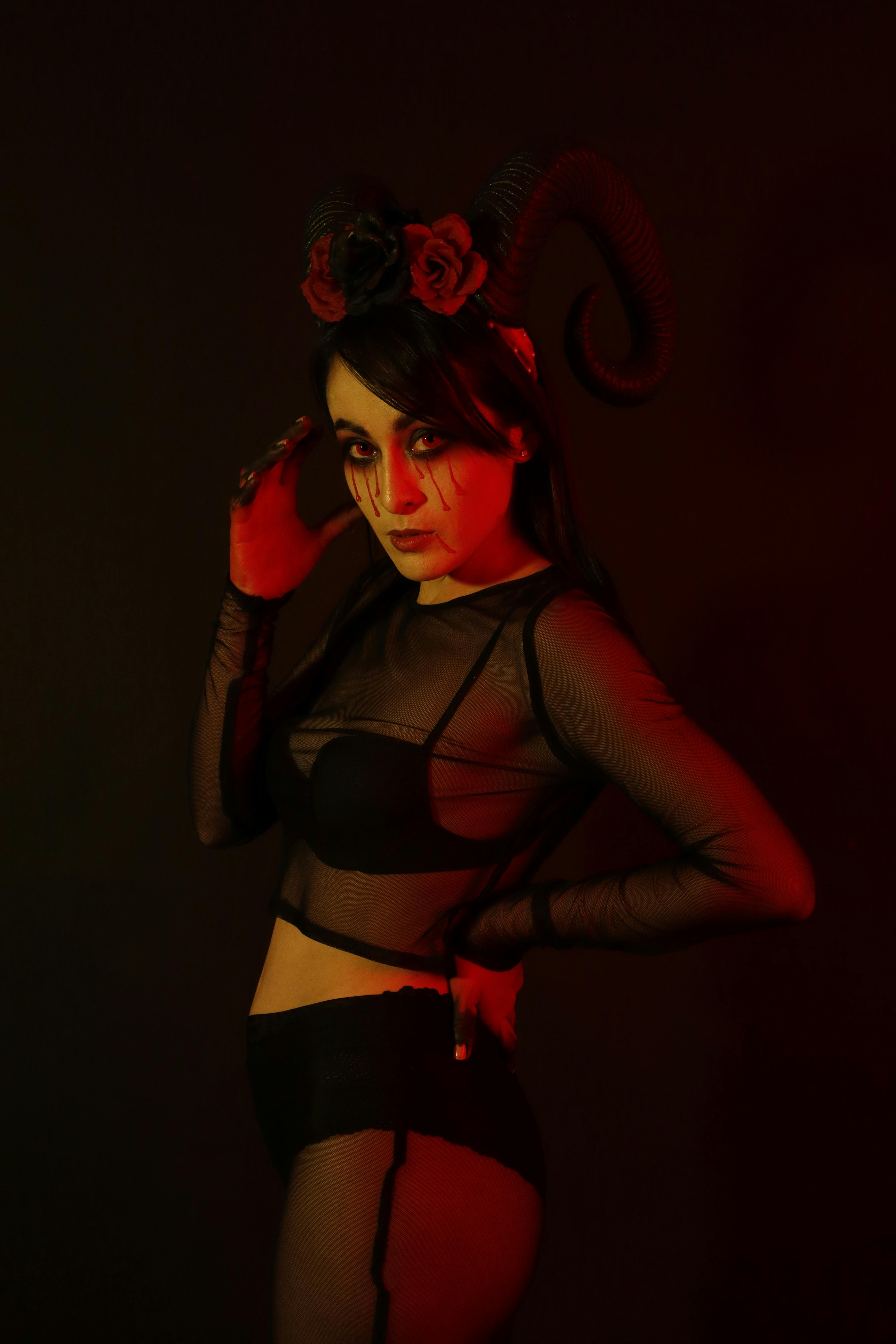 Gratuit Portrait Artistique Sombre D'une Femme En Costume Photos