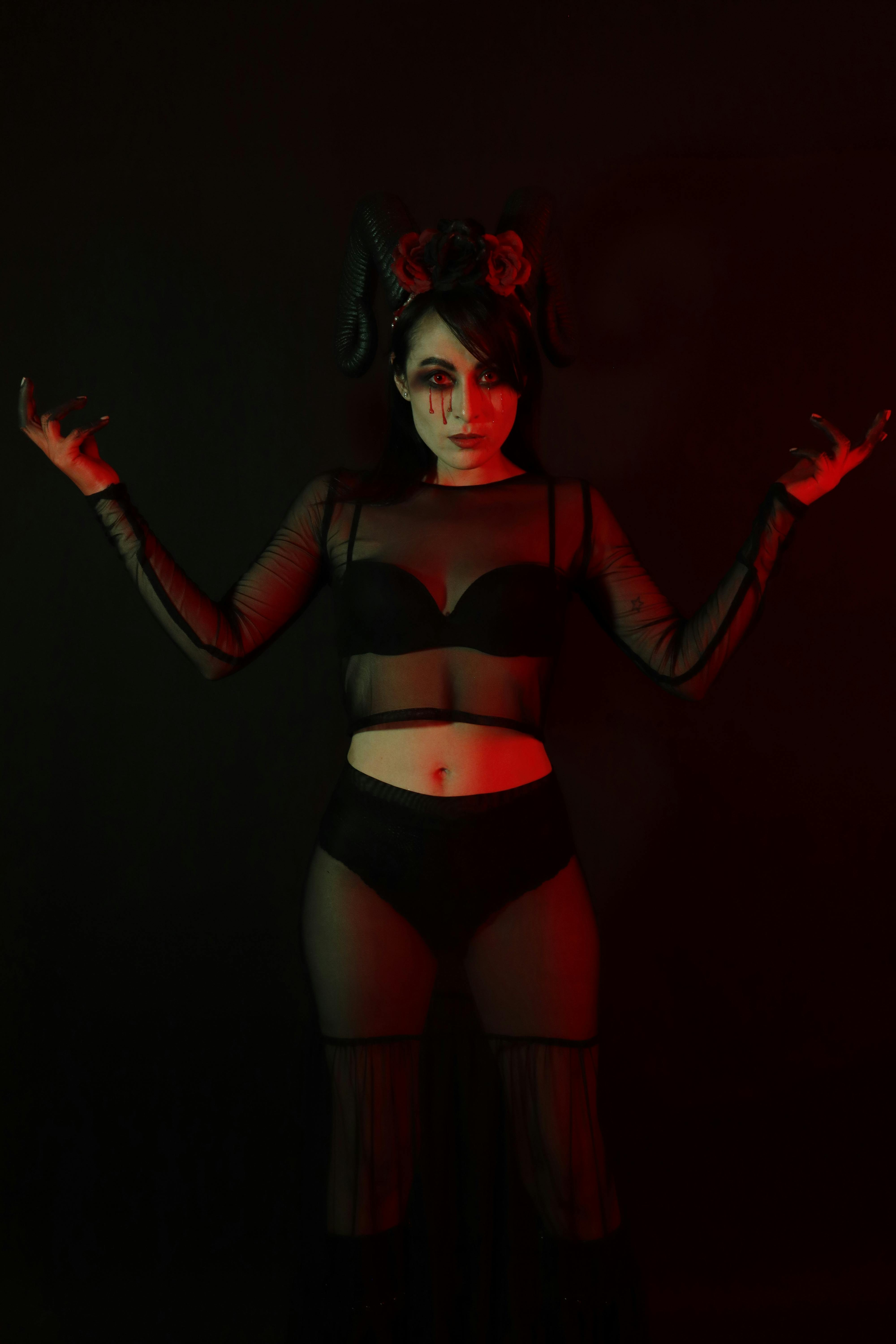 Kostenlos Mystische Frau Im Dunklen Theaterkostüm Stock-Foto