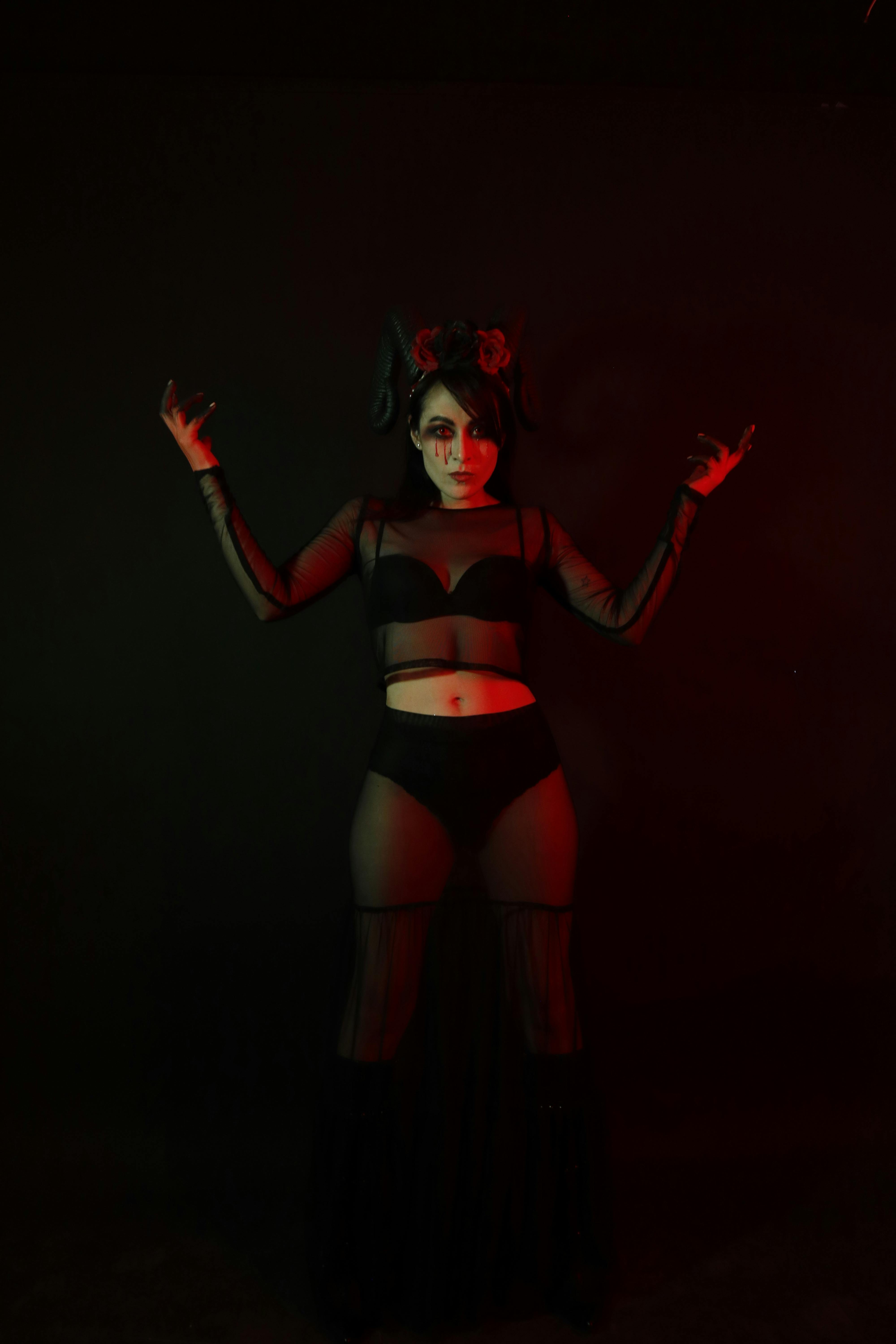 grátis Traje De Fantasia Escura Com Chifres E Iluminação Vermelha Foto profissional