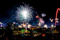 在奥地利莫德林的节日庆祝活动中，五颜六色的烟花照亮了夜空