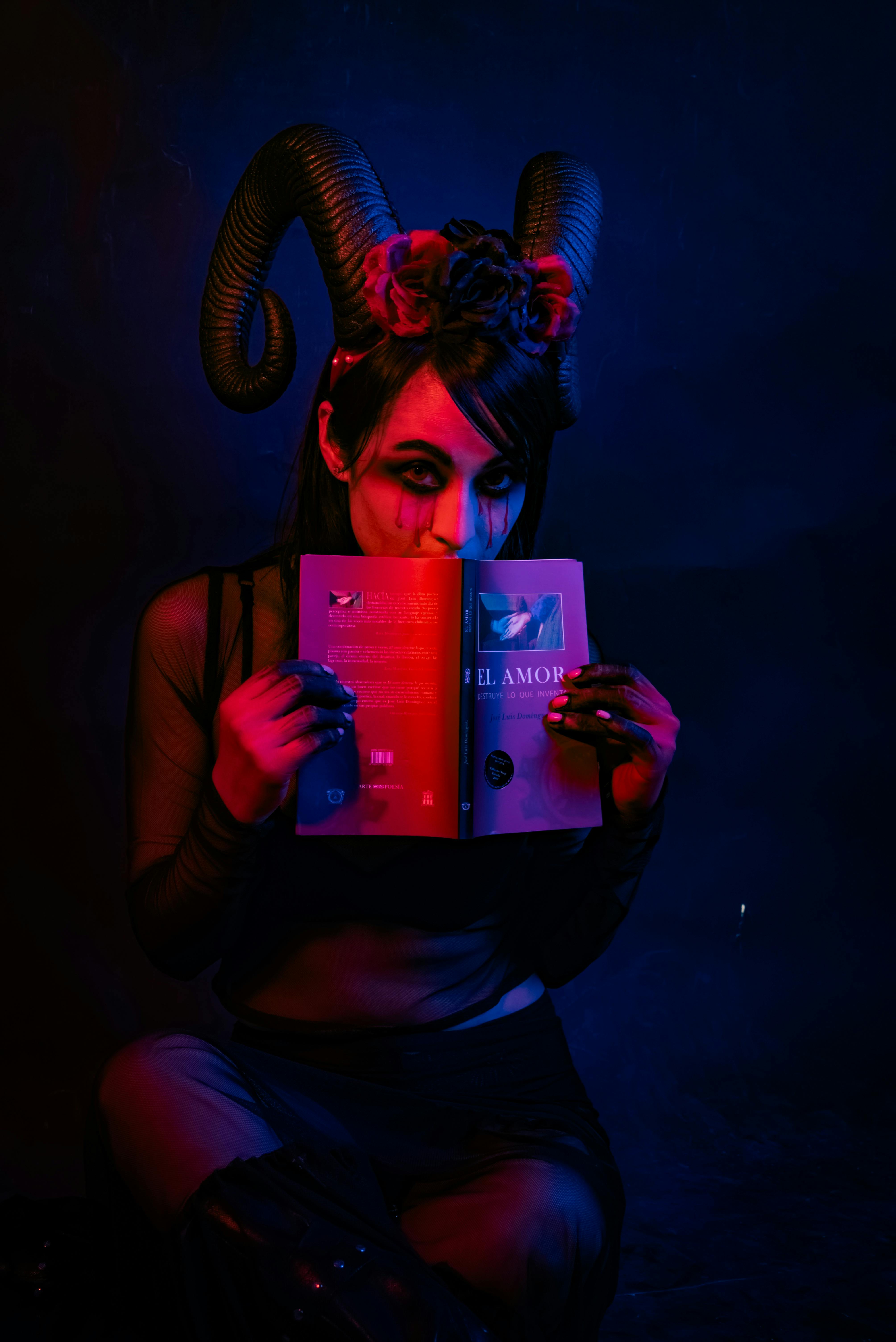 Gratuit Portrait D'une Personne Avec Des Cornes Et Un Livre Photos