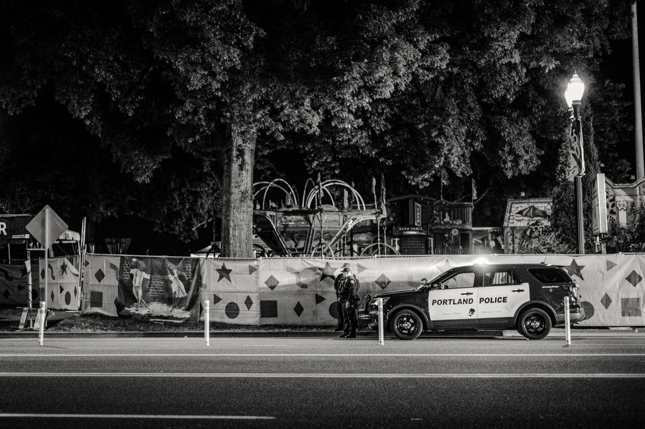 Bărbatul care a deschis focul pe stradă este căutat de poliție.