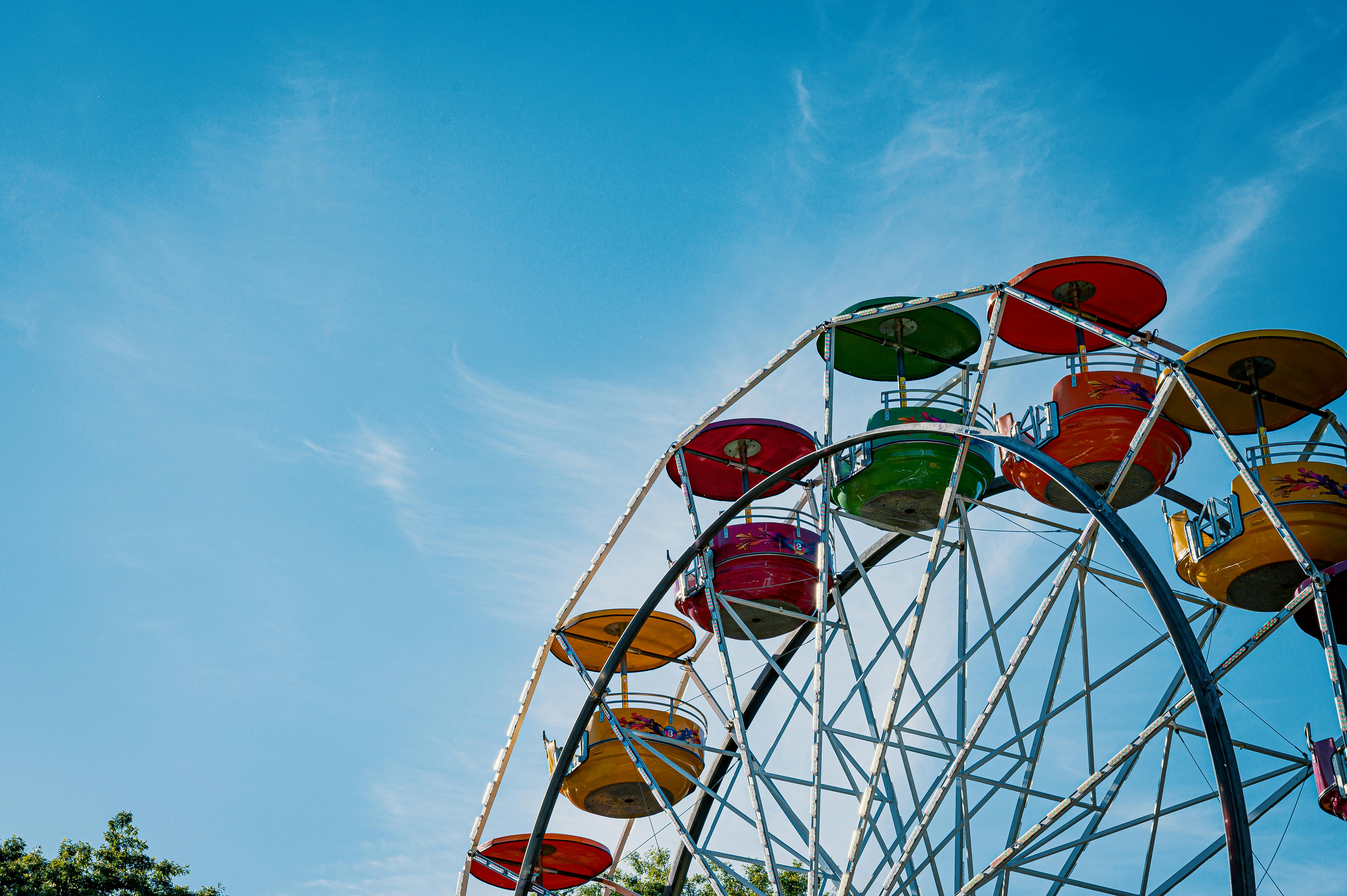 red and green ferris wheel