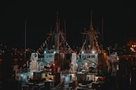 晚上探索一个繁华的港口，灯火通明的船只和充满活力的海上旗帜