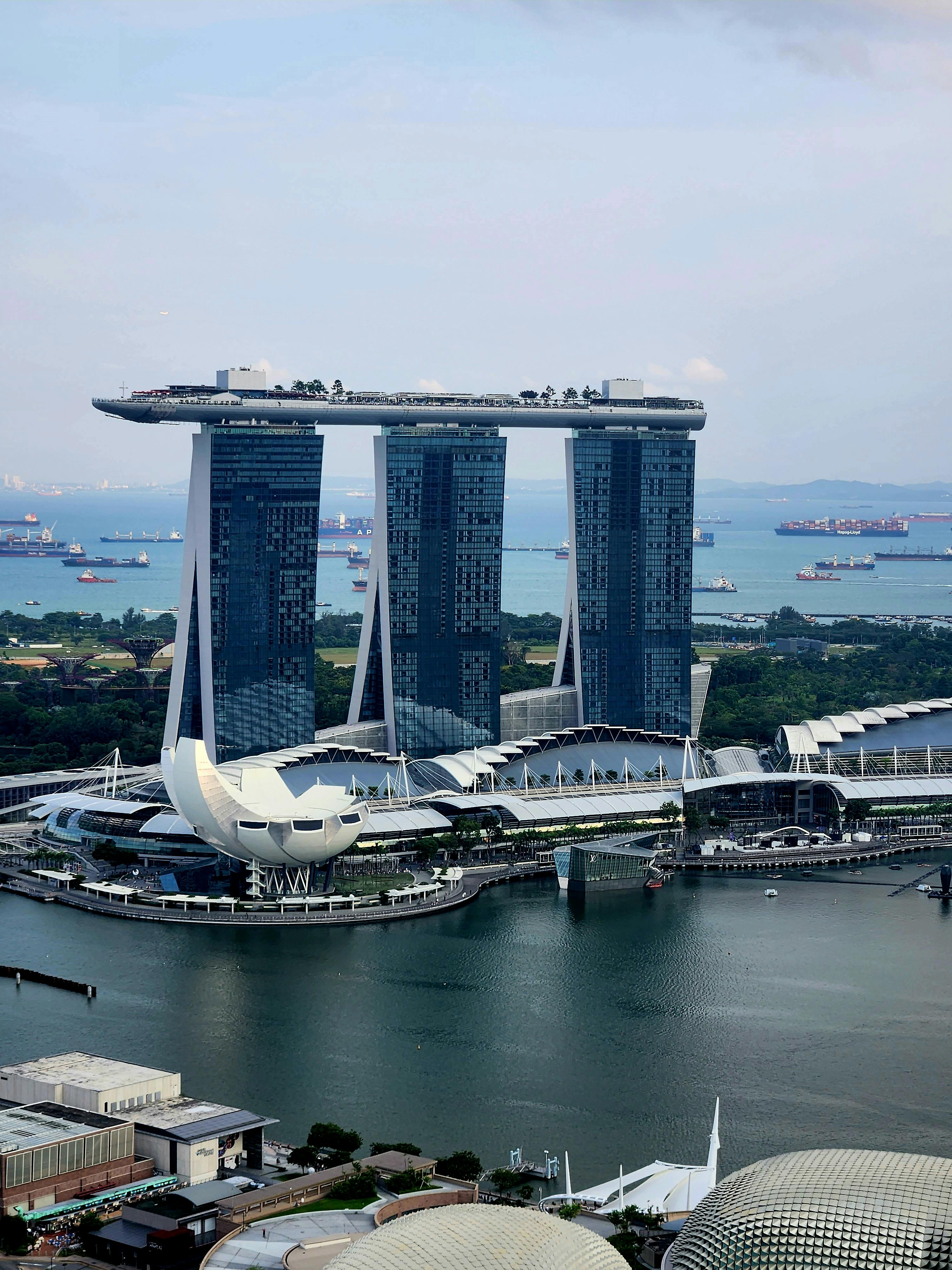 iconic marina bay sands skyline in singapore