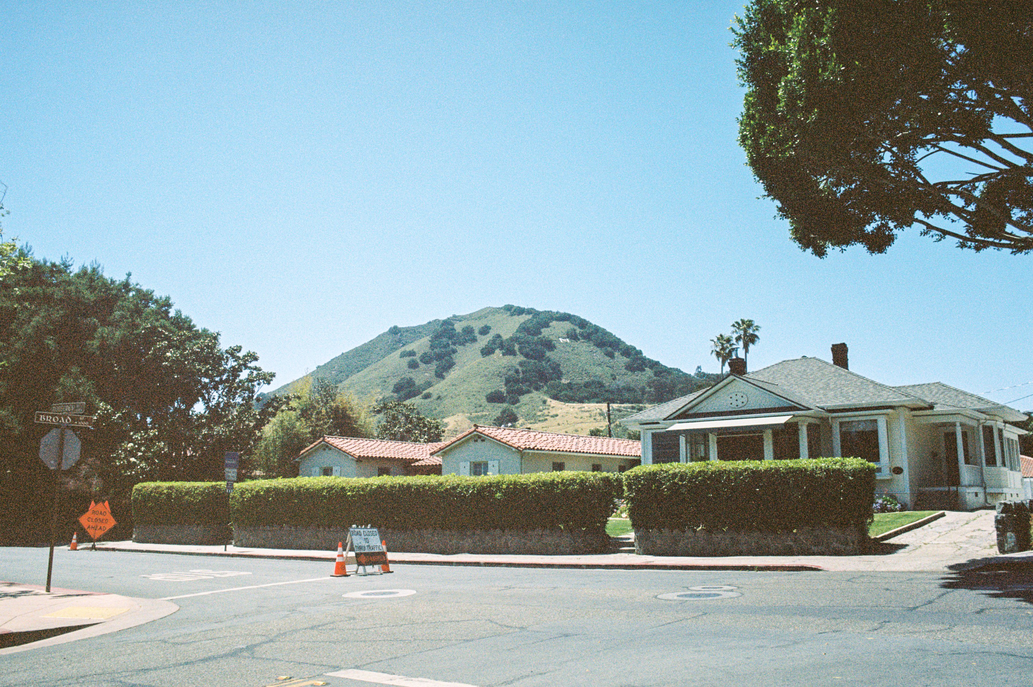 San Luis Obispo: San Luis Obispo neighborhood beneath a green hill
