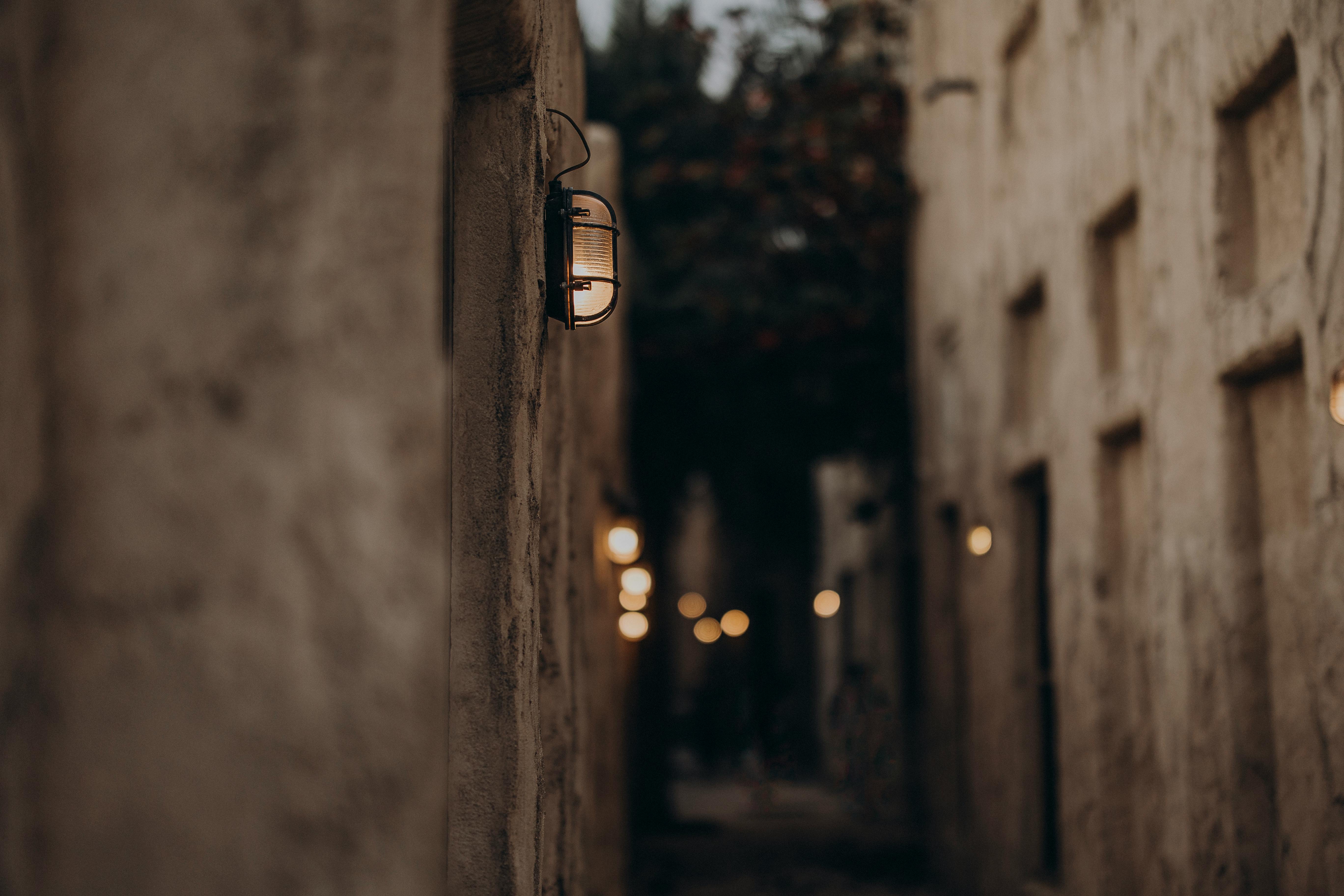 Gratis Un Callejón Histórico Con Una Cálida Iluminación En Dubái Foto de stock