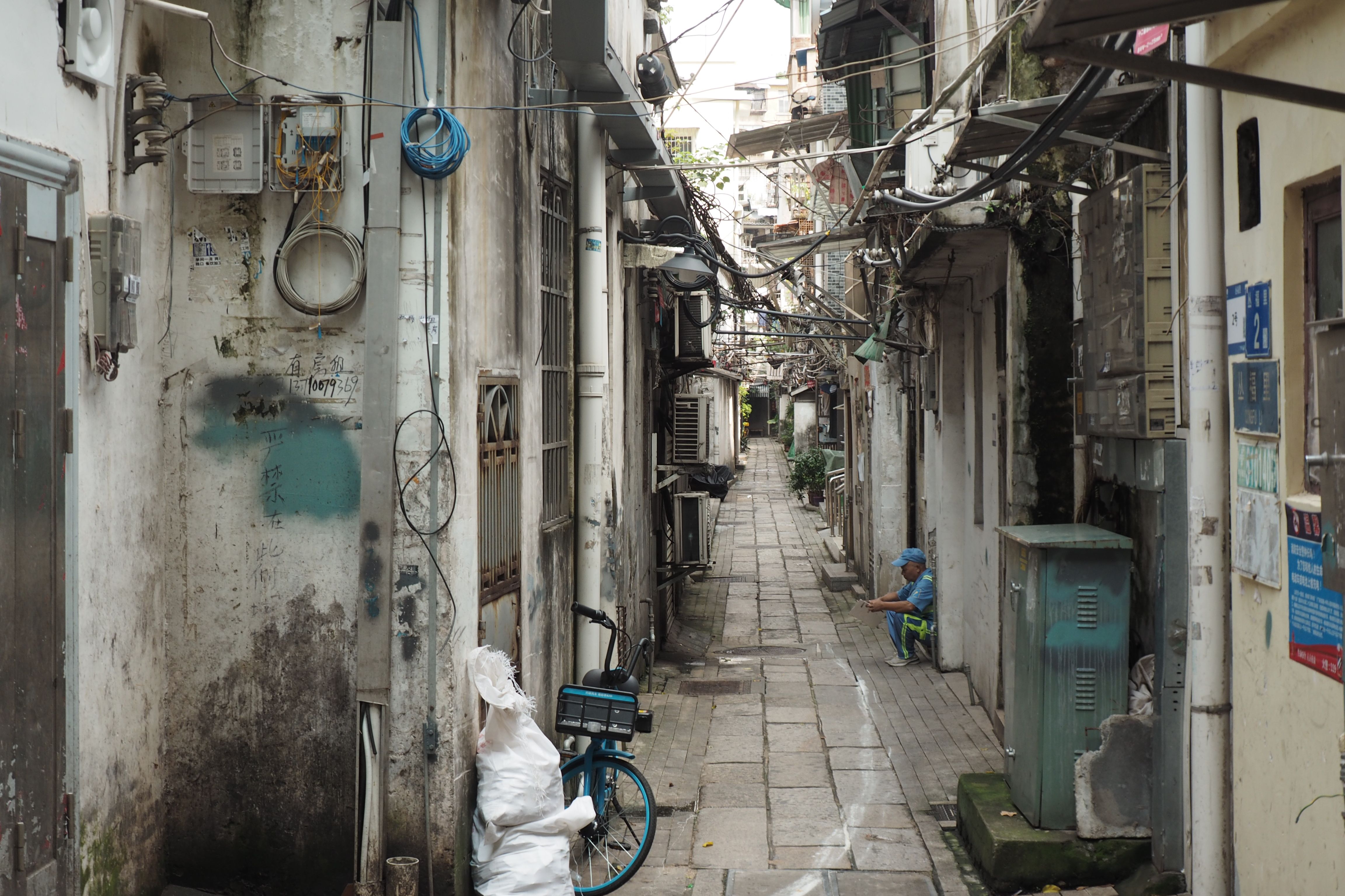 Narrow Urban Alley with Old Buildings and Bicycle · Free Stock Photo