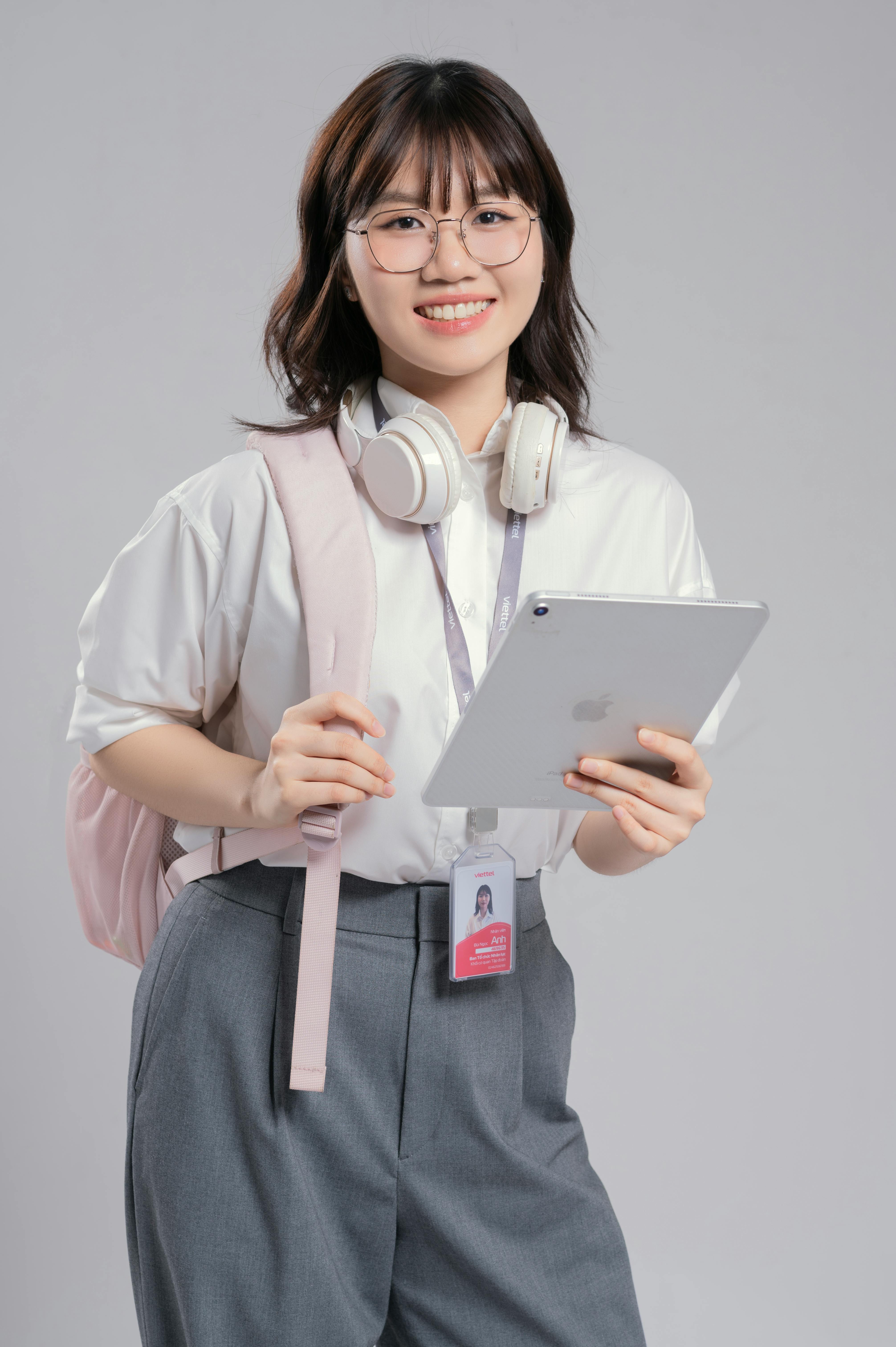 ฟรี หญิงสาวถือแท็บเล็ตพร้อมหูฟัง คลังภาพถ่าย