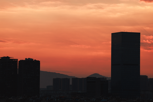 Free Urban skyline silhouette during a dramatic sunset with vibrant shades. Stock Photo