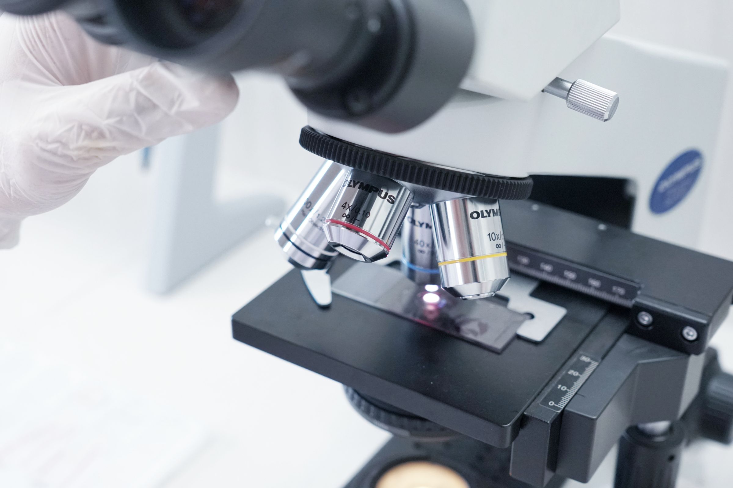 Microscope and laboratory equipment