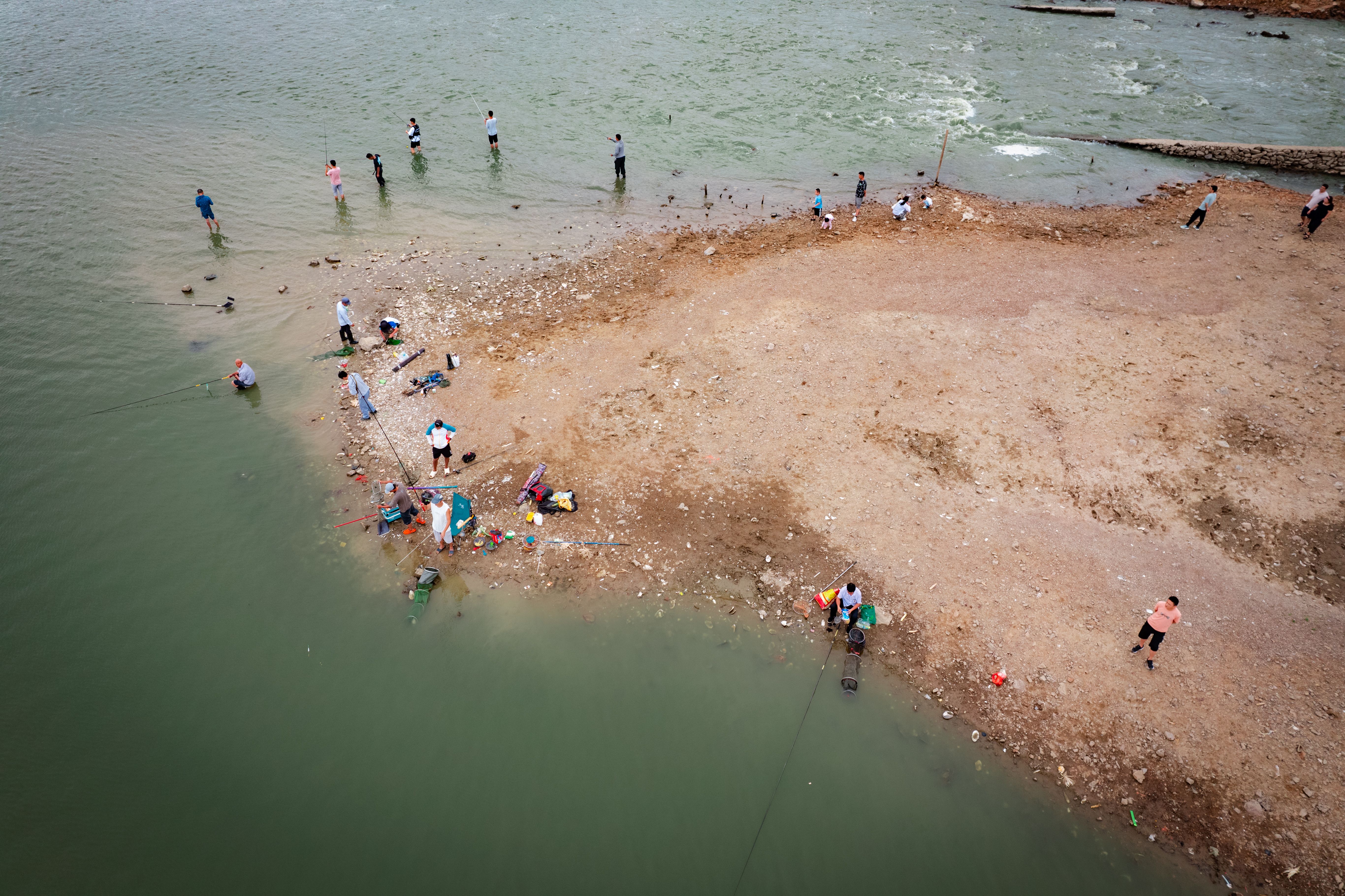 Angelausrüstung am Flussufer