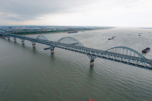 从空中俯瞰黄河入海口，黄色的河水与蓝色的海水交汇，形成鲜明的色带