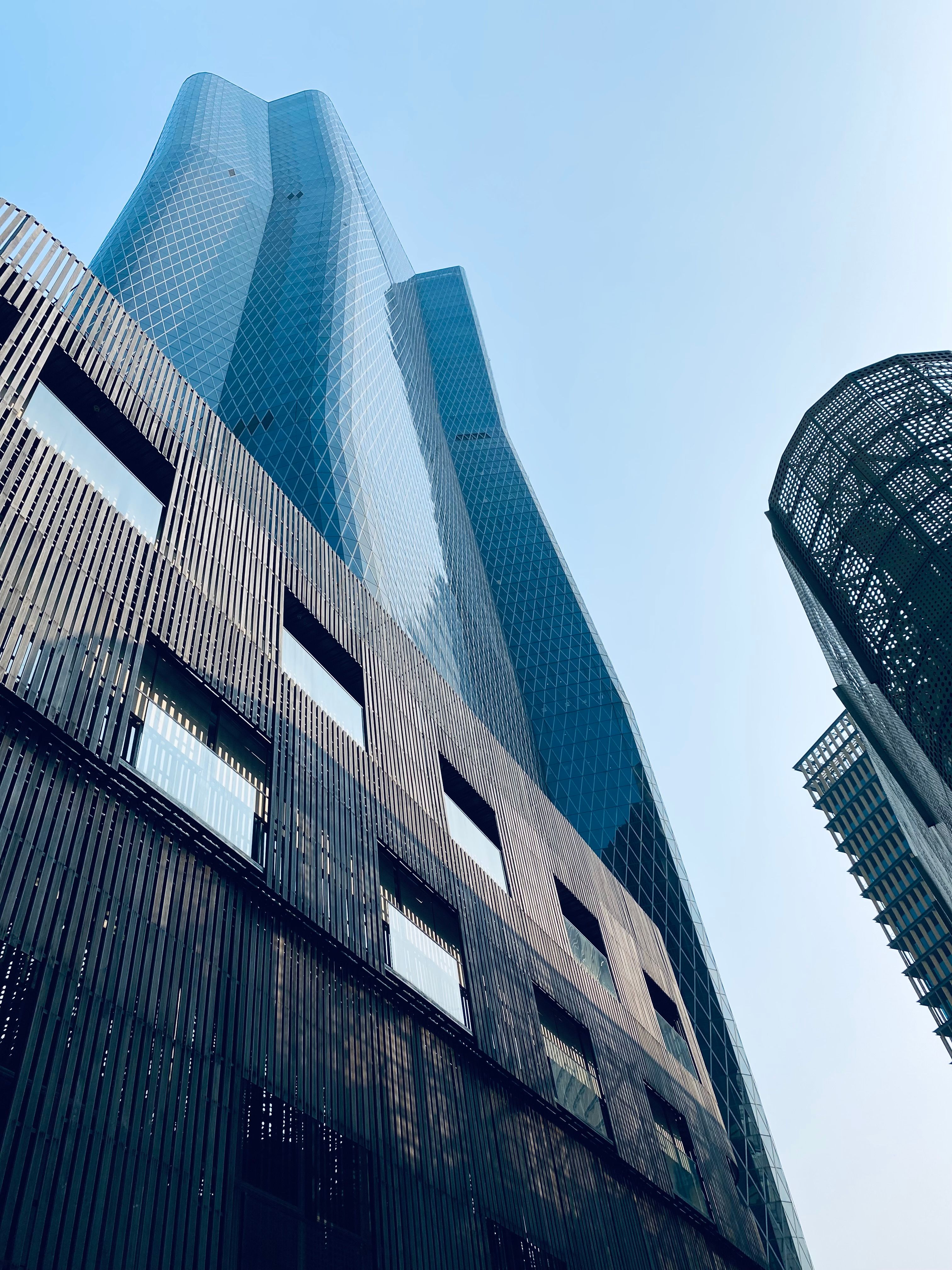 Modern Skyscraper with Reflective Glass Exterior · Free Stock Photo