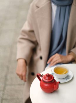 一个舒适的户外茶场景，有红茶壶和穿着外套的人。 - 相关推荐