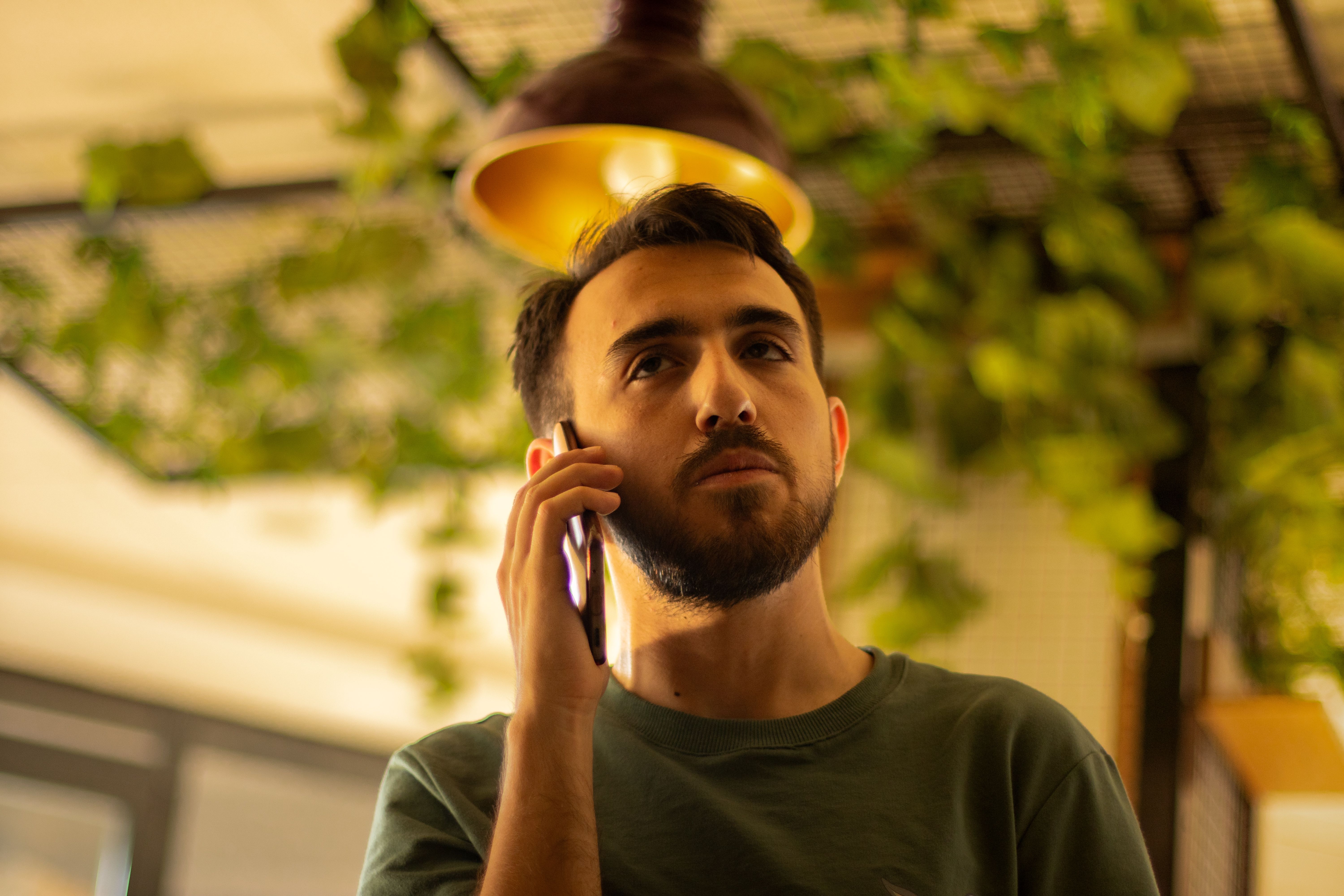 Ilmainen Nuori Mies Puhuu Matkapuhelimella Sisätiloissa Kuvapankkikuva
