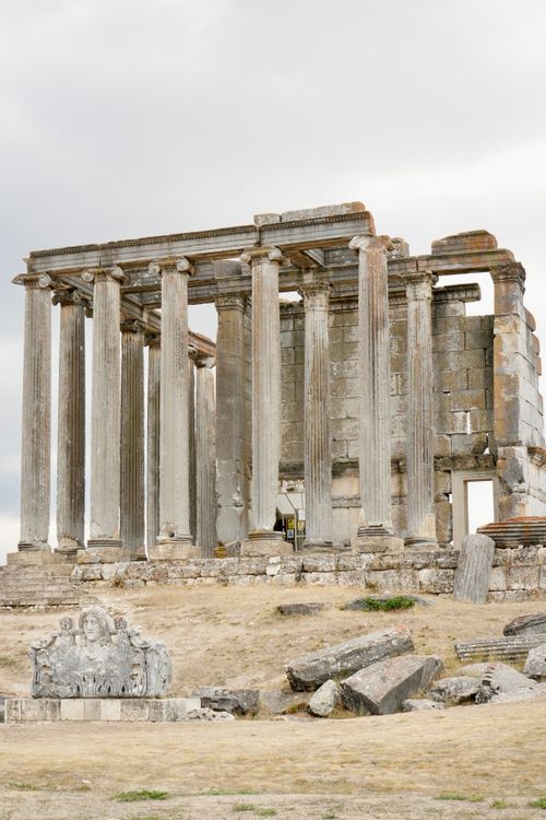 Free Historic ancient Greek temple ruins featuring classic stone columns. Stock Photo