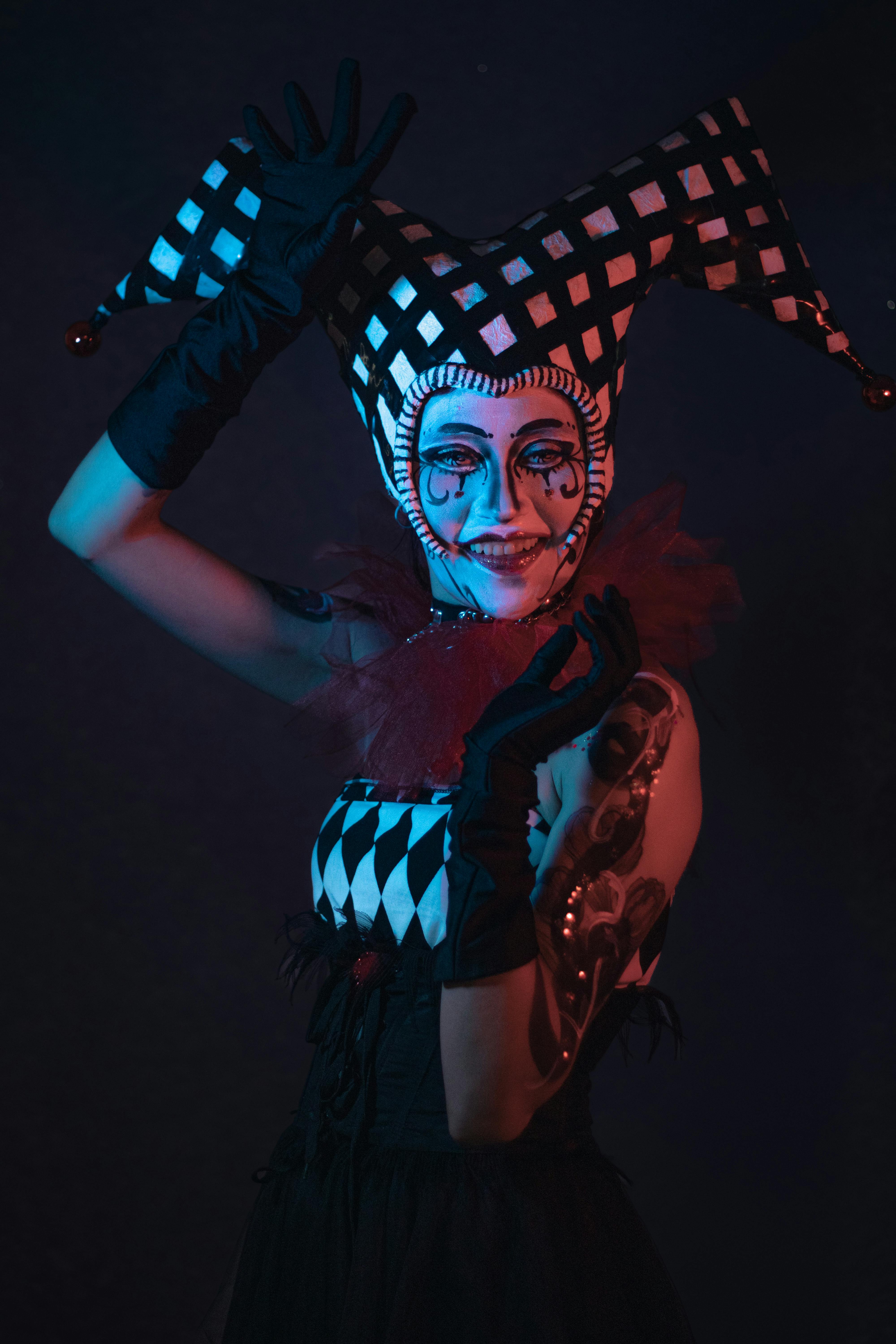 Gratis Retrato De Un Bufón Colorido En Un Estudio Foto de stock