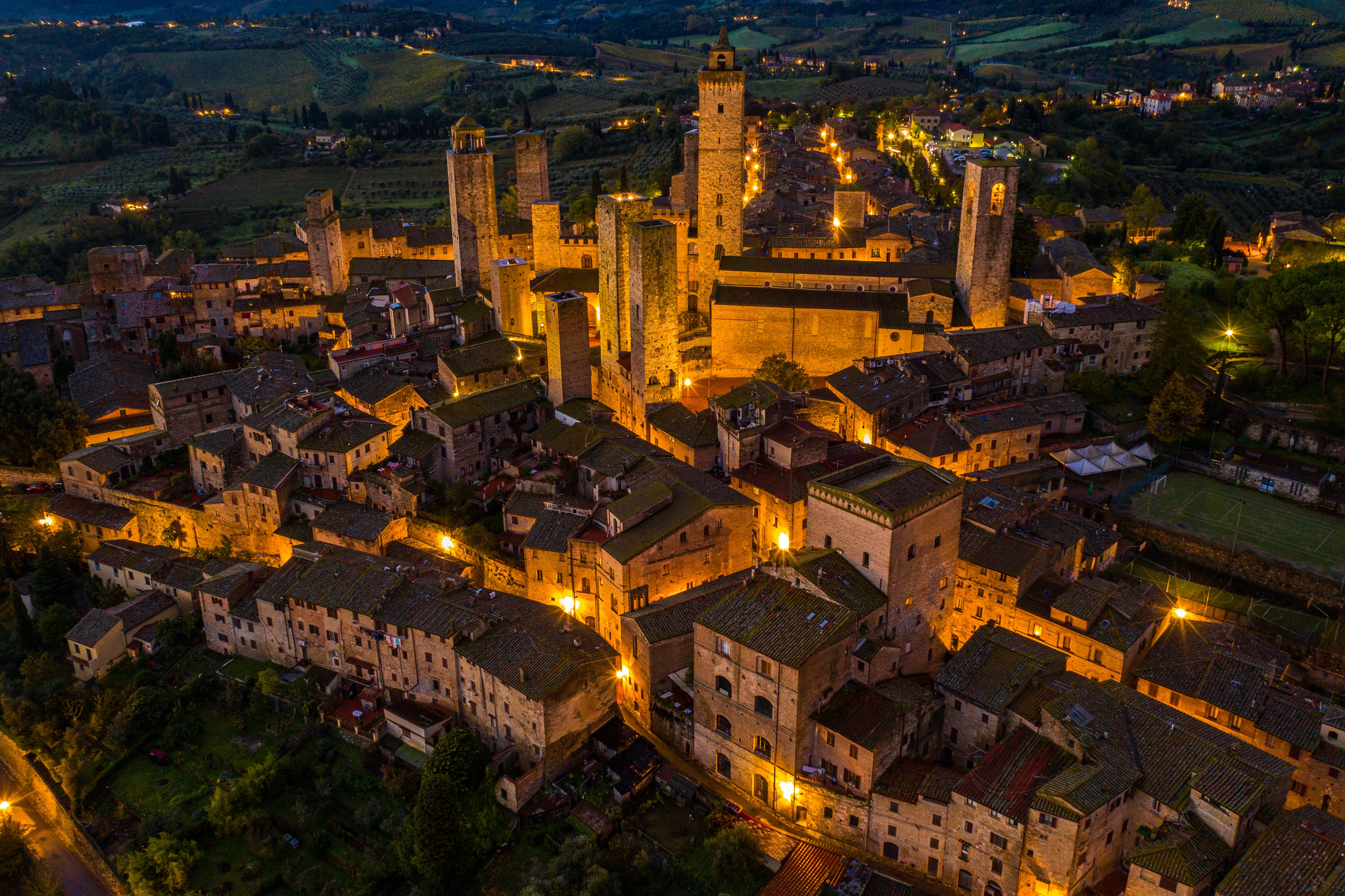 Fantasy RV Tours Featured on Discovery Channel TV Series — Photo by Sergey Guk on Pexels