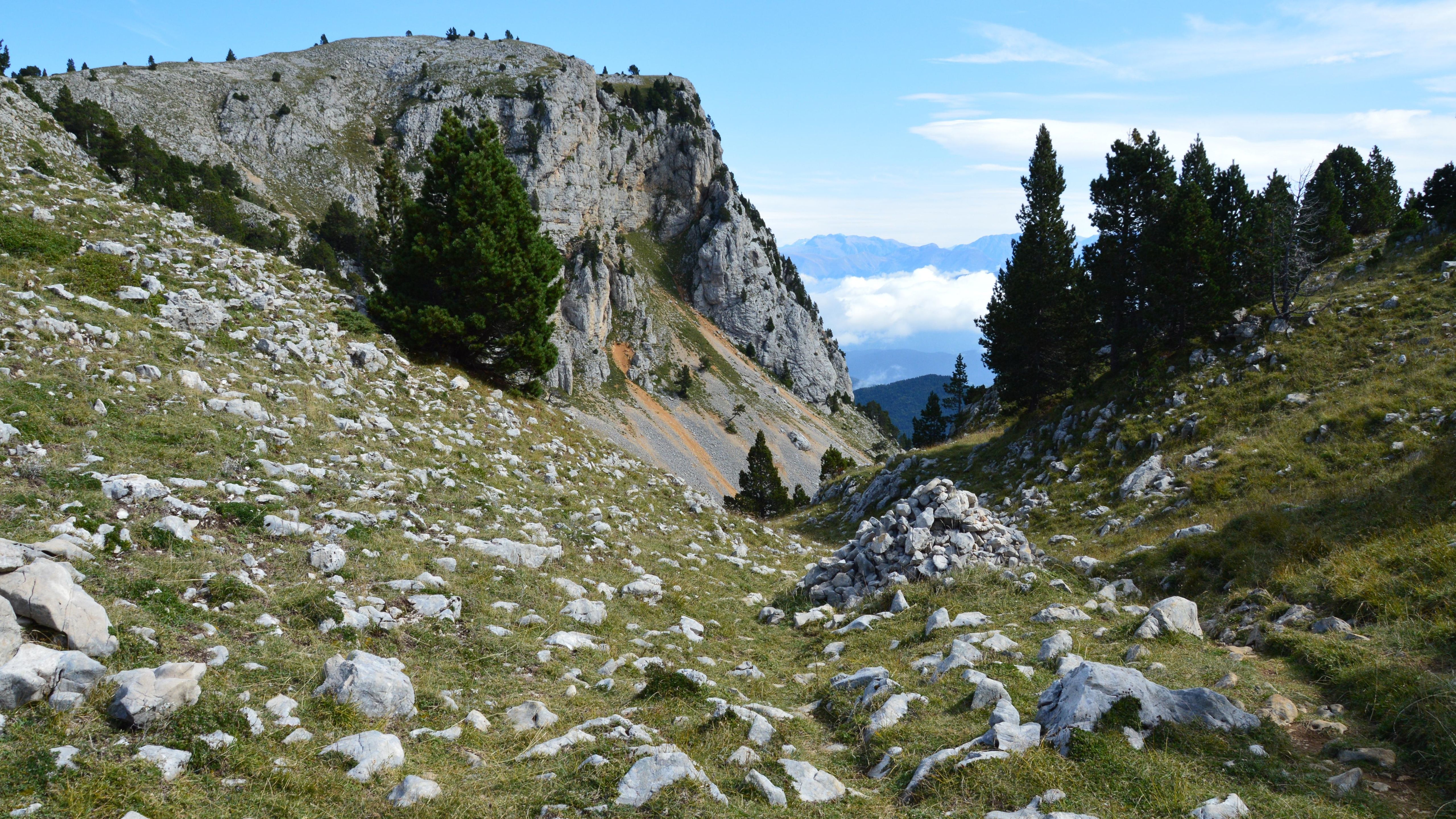 Paisaje Rocoso Y Pintoresco En Chichilianne, Francia · Foto de stock ...