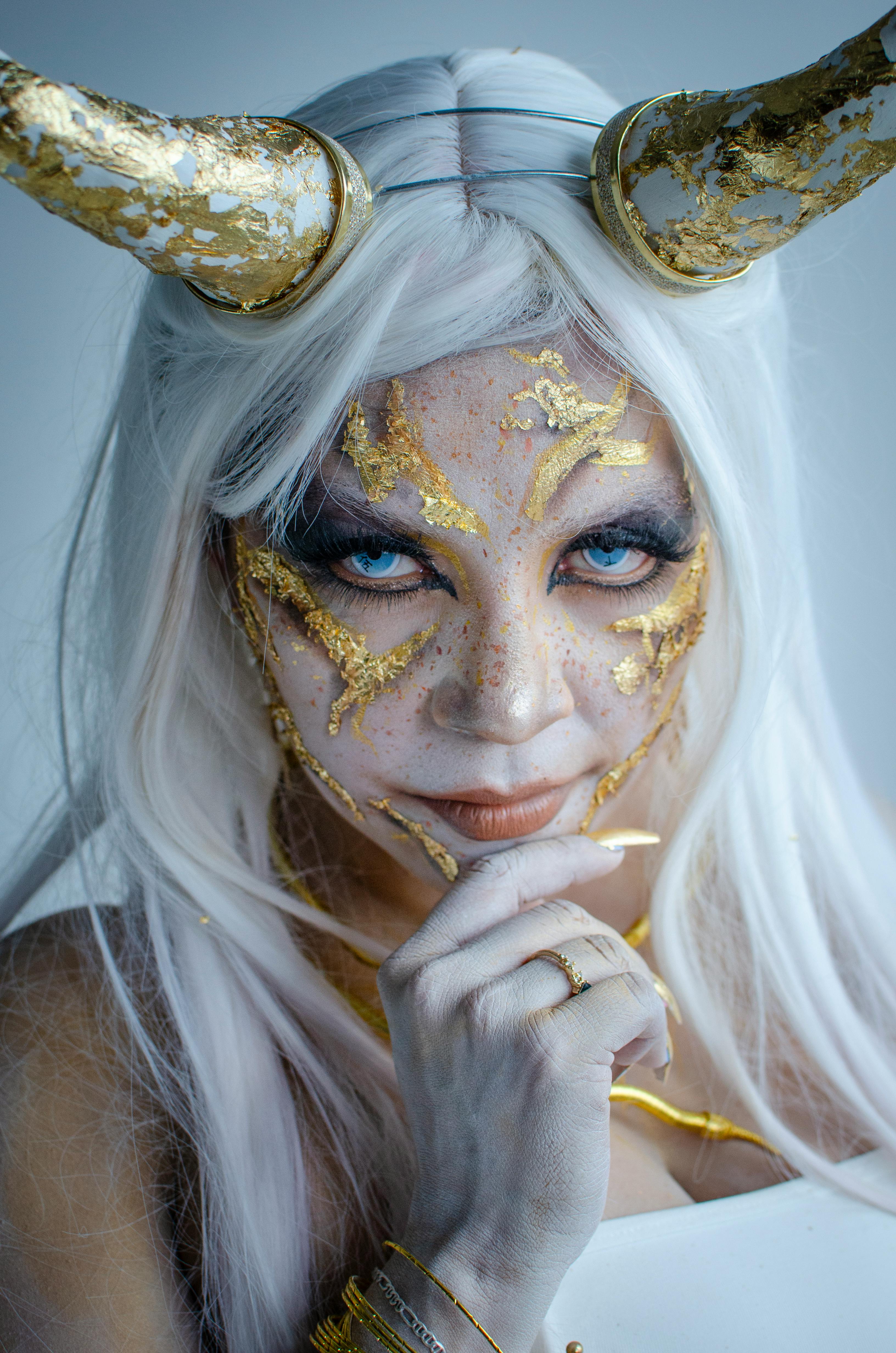 Gratuit Portrait Fantastique Avec Détails Dorés Et Cornes Blanches Photos