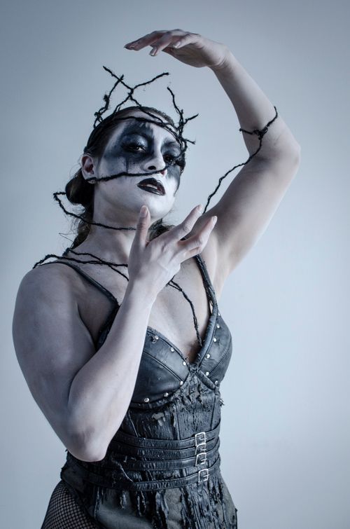 Free Dramatic portrait of a gothic performer in intricate dark makeup and attire. Stock Photo