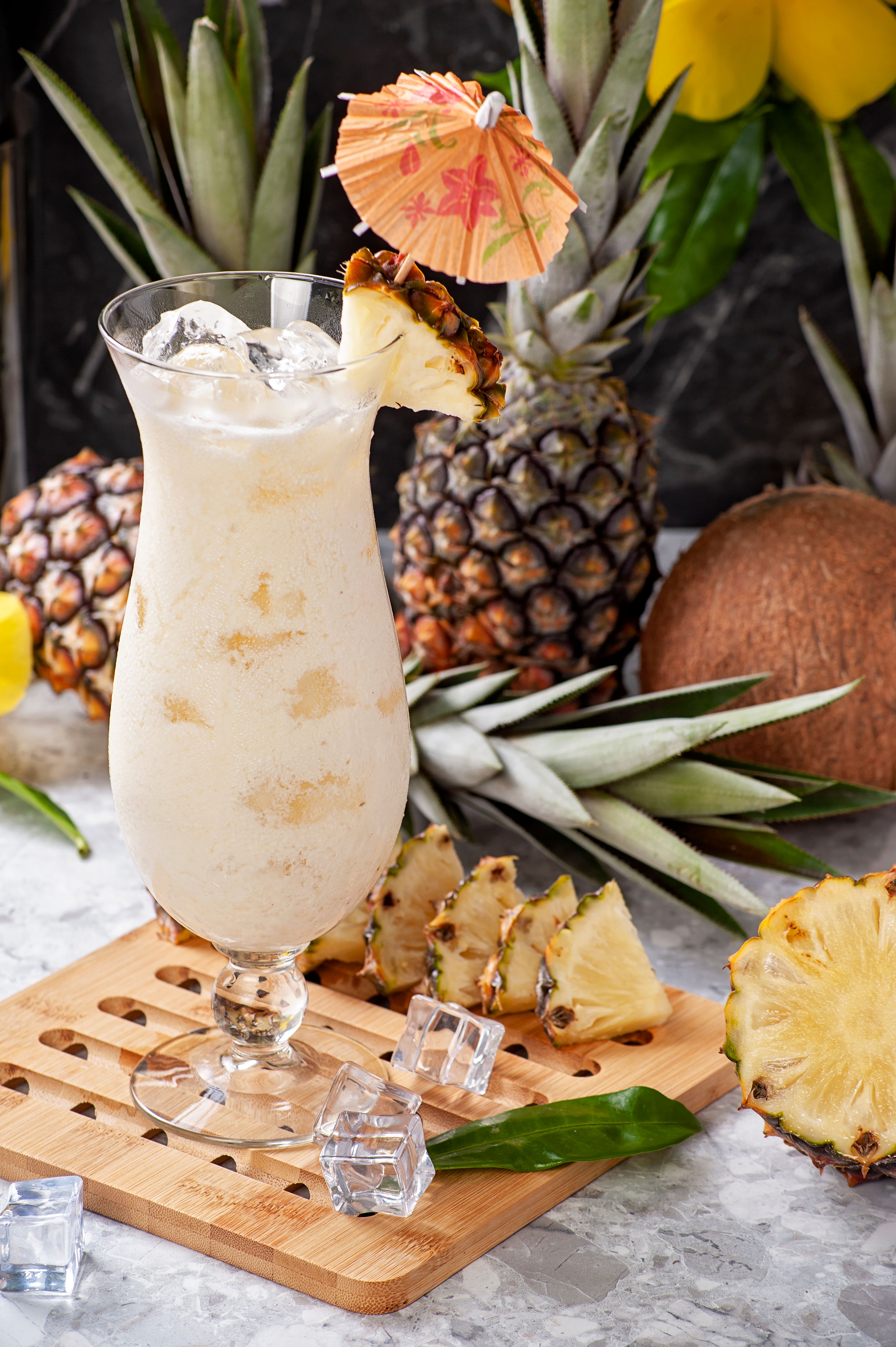 Refrescante Cóctel De Piña Colada Con Piña · Foto de stock gratuita
