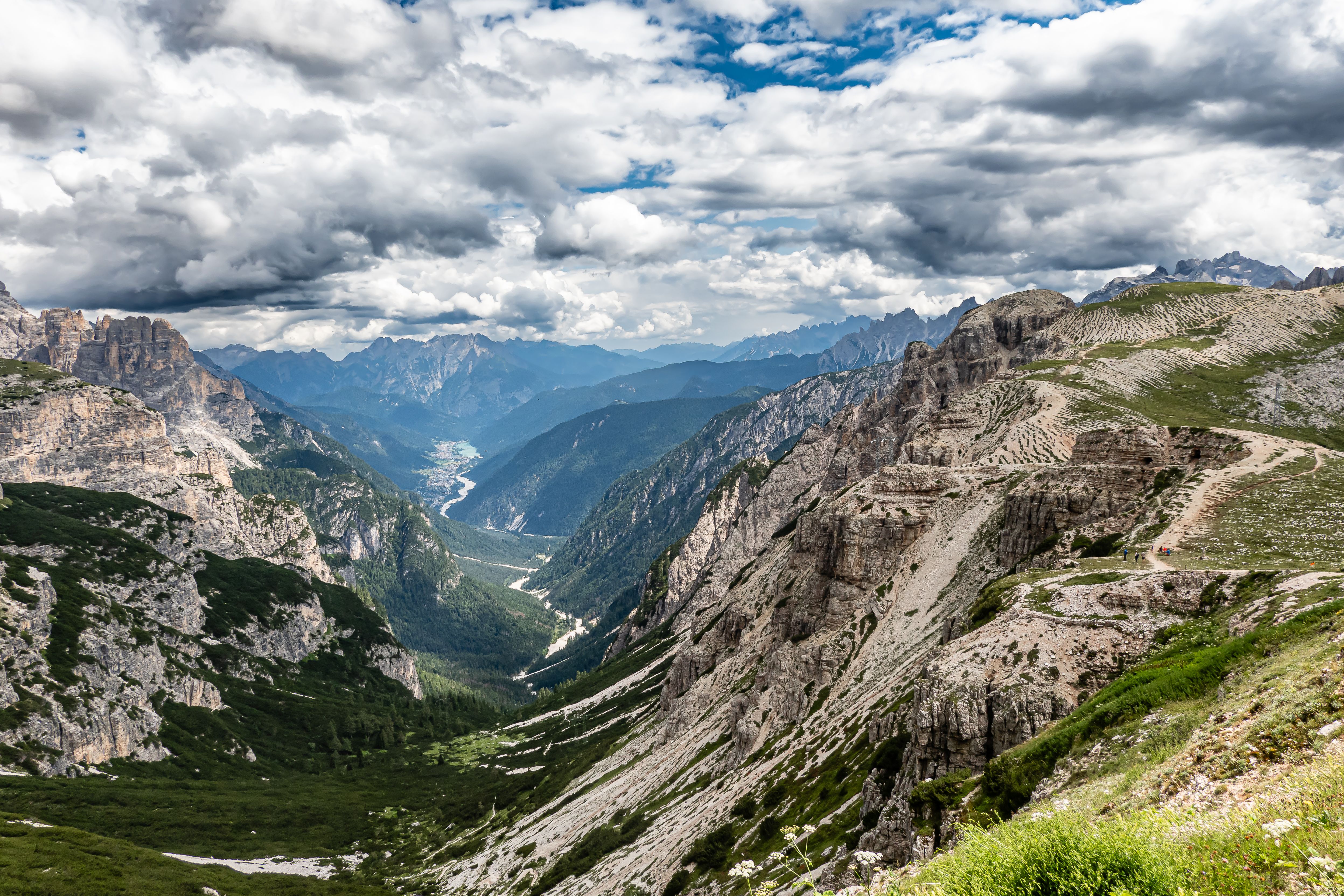Panorama delle Alpi con sentieri escursionistici in Valtellina
