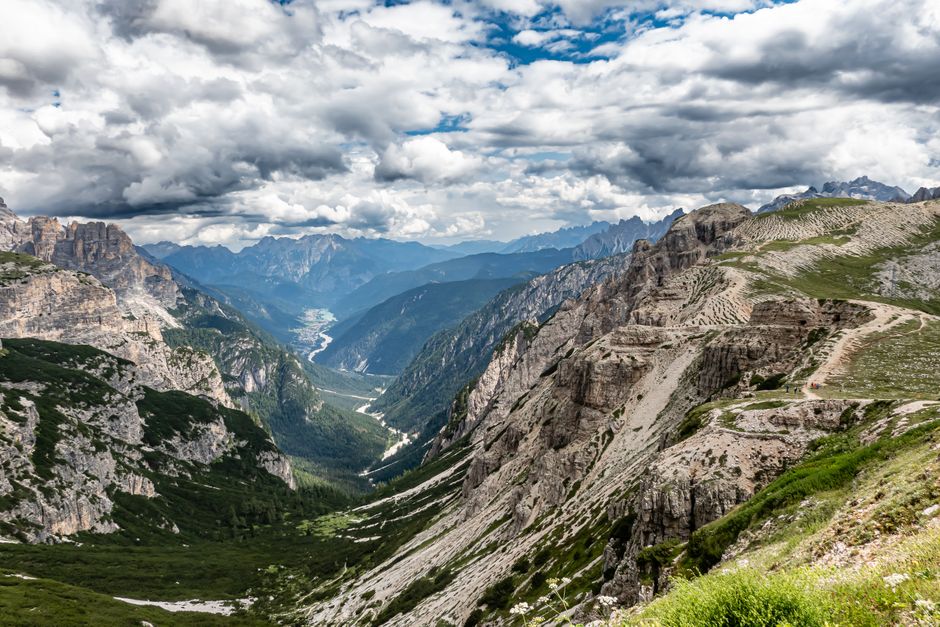 Panorama delle Alpi con sentieri escursionistici in Valtellina