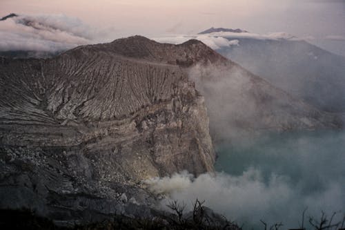 Fotografi Udara Gunung Kelabu Dengan Asap Selama Jam Emas