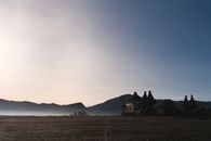 日出时分，宁静的风景以山脉为背景，勾勒出寺庙的轮廓
