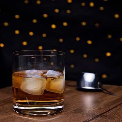 Glass of dark amber soda over ice — photo by Marcelo Verfe on Pexels