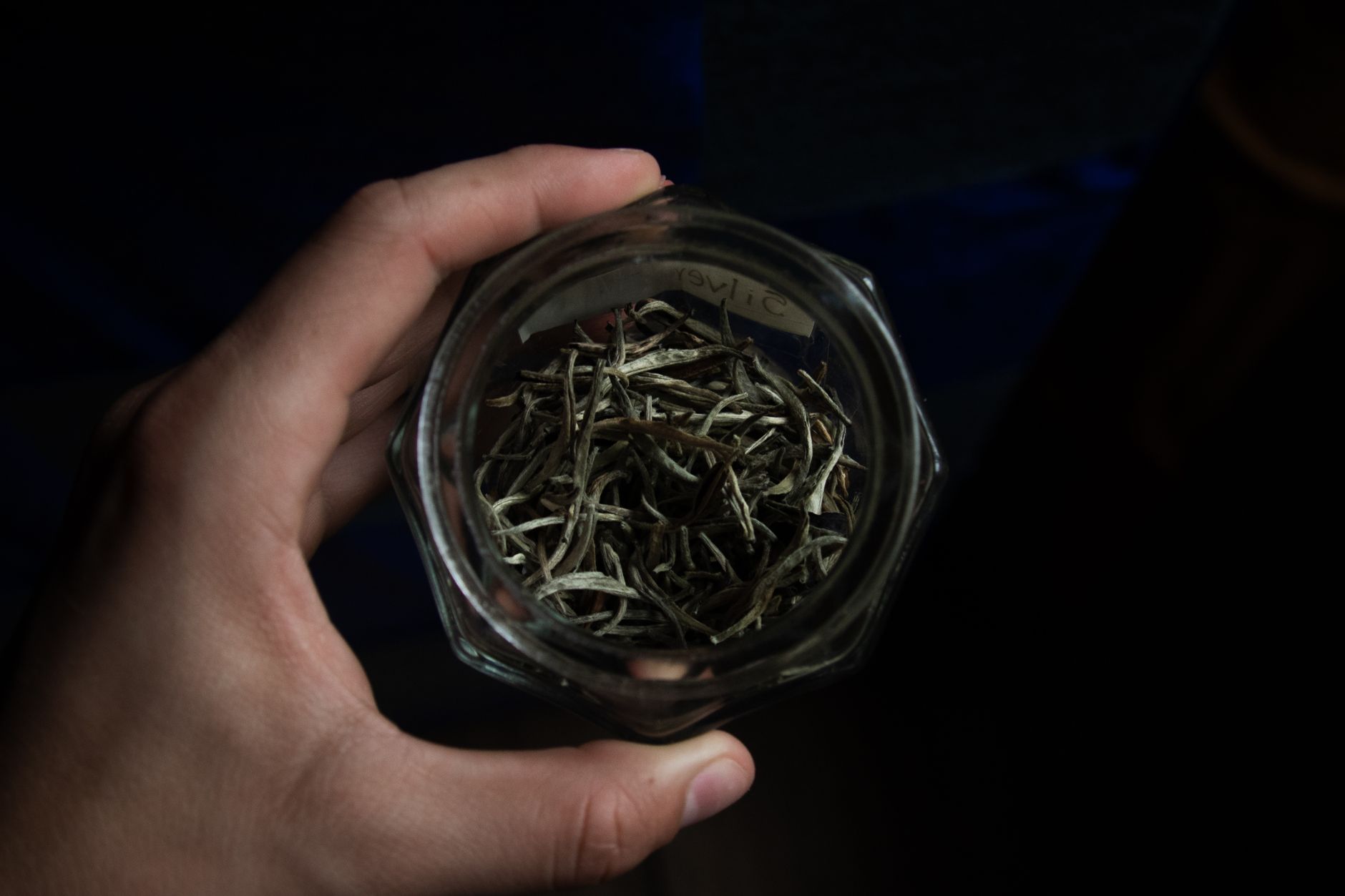 https://www.pexels.com/photo/close-up-of-hand-holding-glass-jar-with-tea-leaves-28576219/