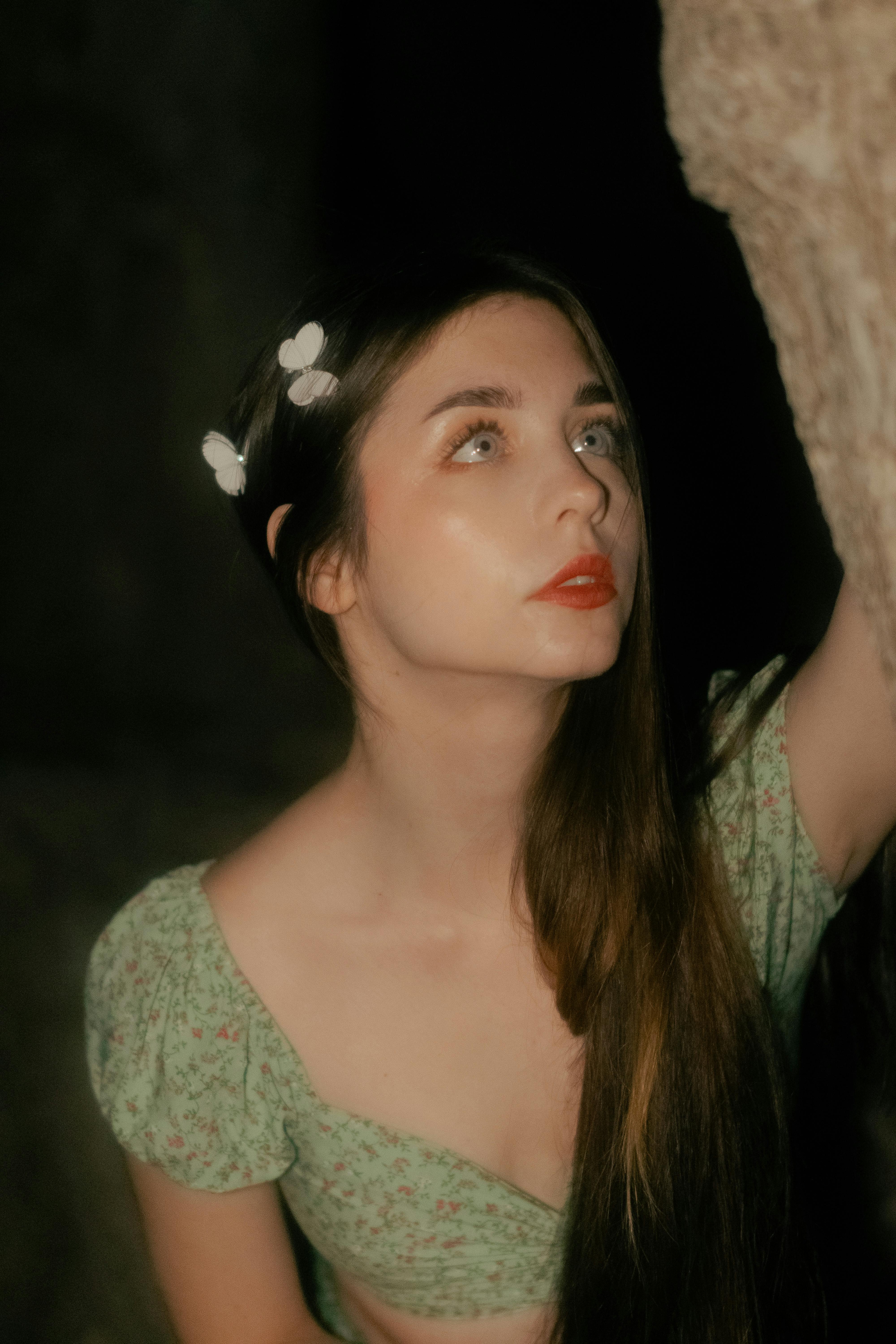 免費 柔和燈光下年輕女子的夢幻肖像 圖庫相片