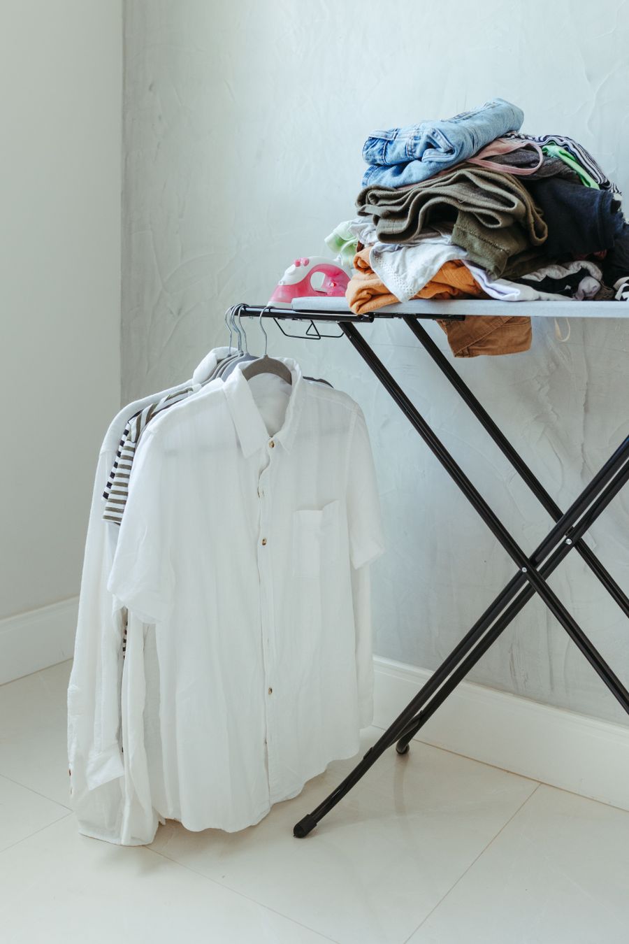 Linge soigneusement plié et rangé dans notre atelier