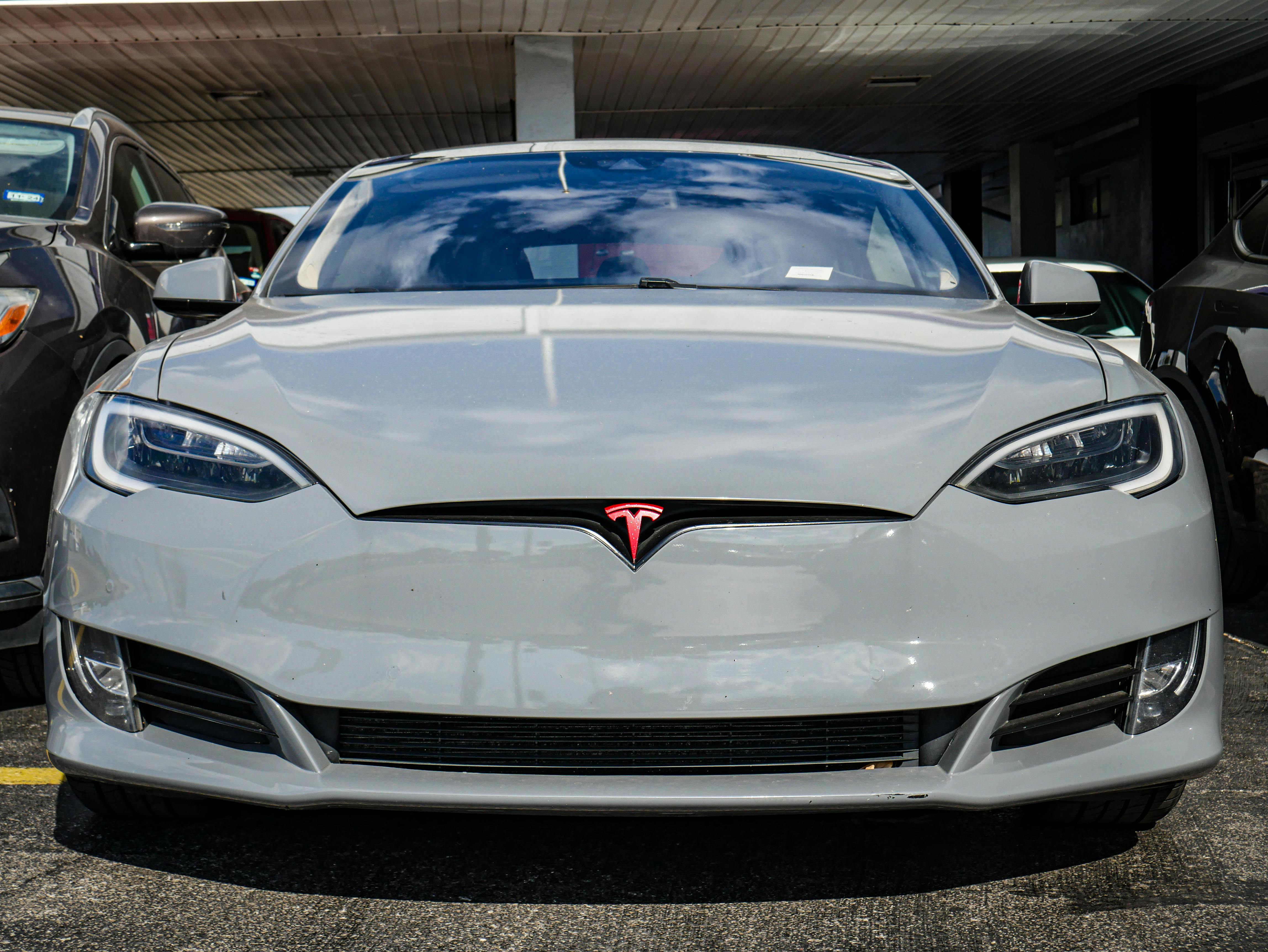 Gratuit Vedere Frontală A Tesla Model S în Decor Urban Fotografie de stoc
