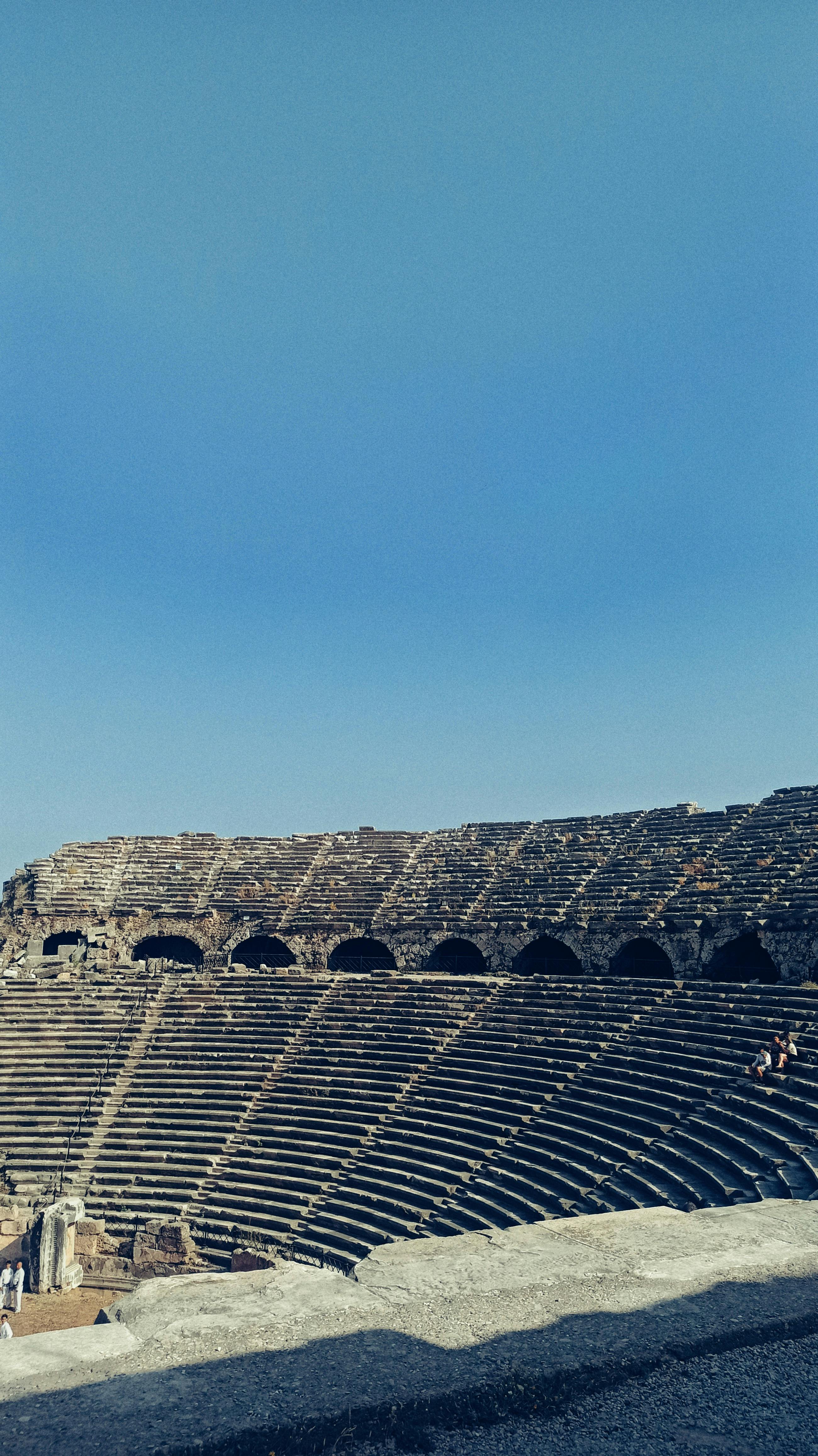 Kostenlos Antikes Amphitheater Mit Klarem, Blauem Himmel Im Hintergrund Stock-Foto