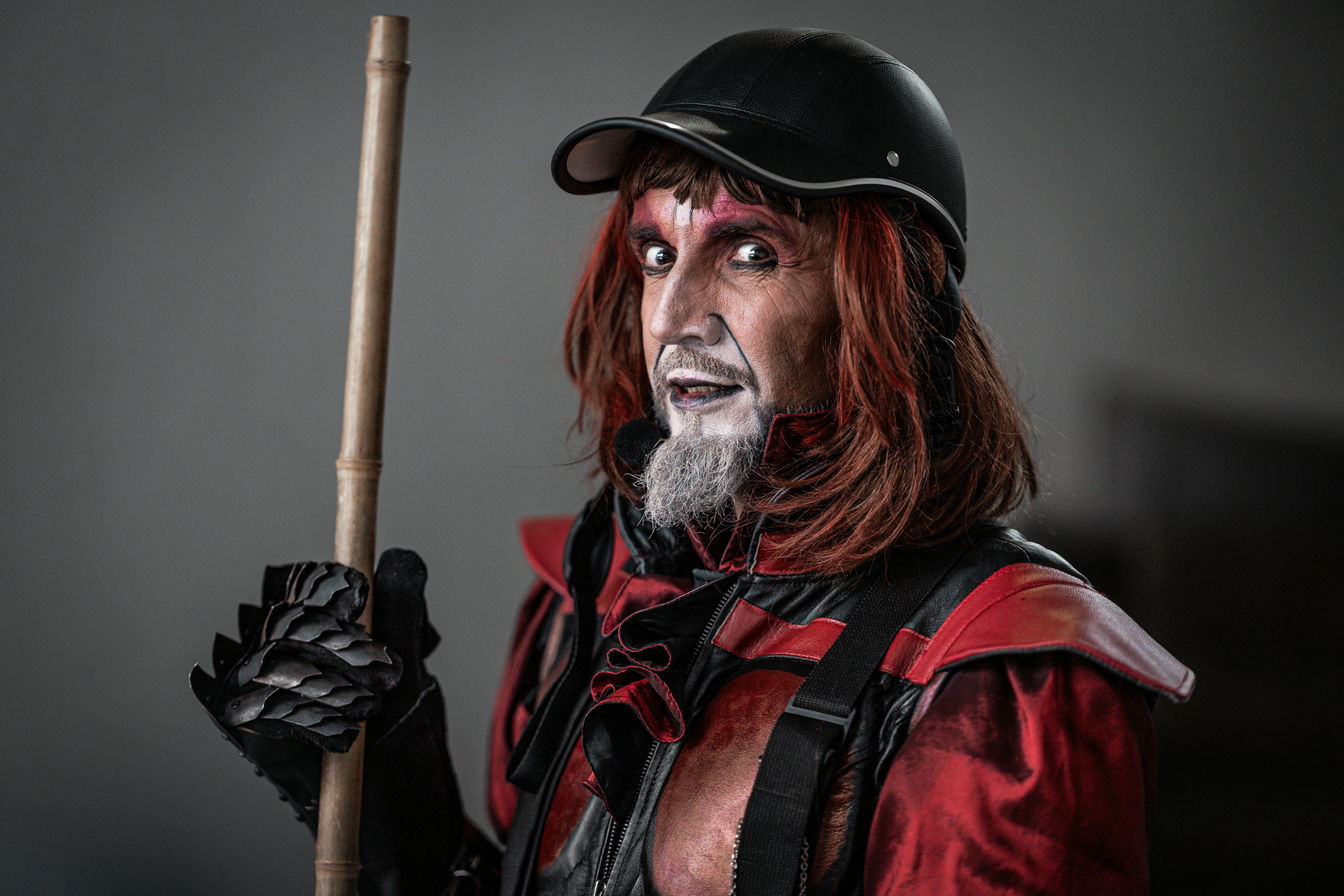 Gratuit Artiste De Rue En Costume Avec Une Tenue Rouge Et Noire Photos