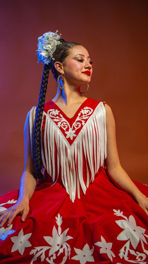 Free A Mexican dancer in colorful traditional attire, embodying cultural heritage and vibrant expression. Stock Photo