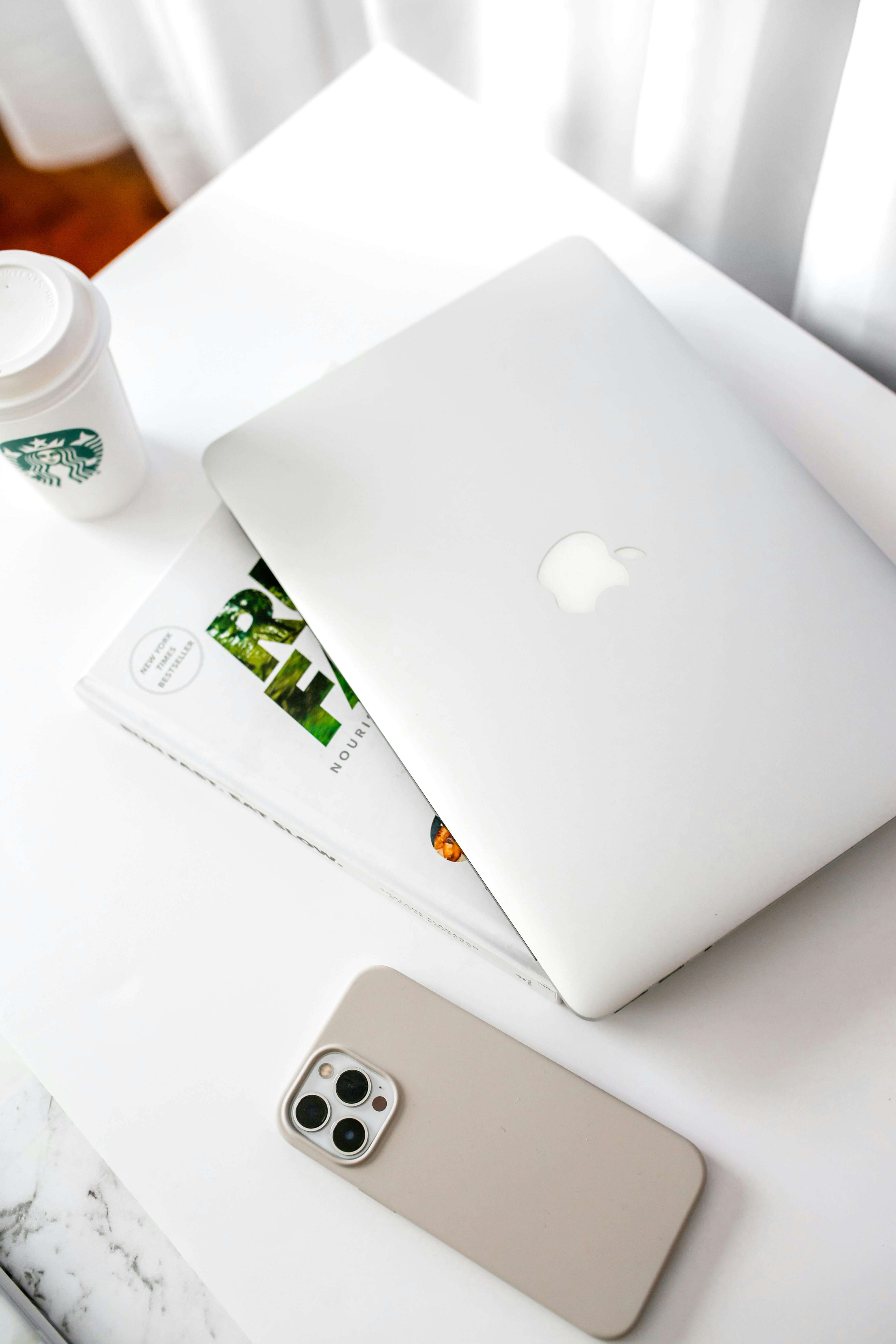 Gratuit Spațiu De Lucru Modern Cu Laptop și Ceașcă De Cafea Fotografie de stoc