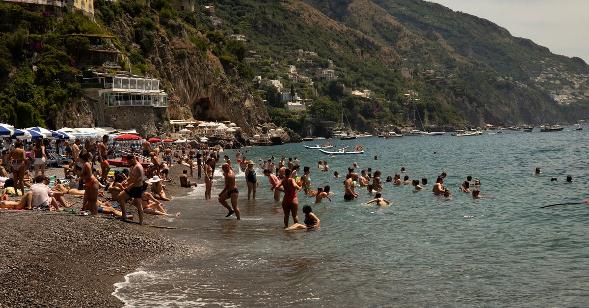 Uitzicht op het dorp Amalfi vanaf de zee met de kathedraal zichtbaar