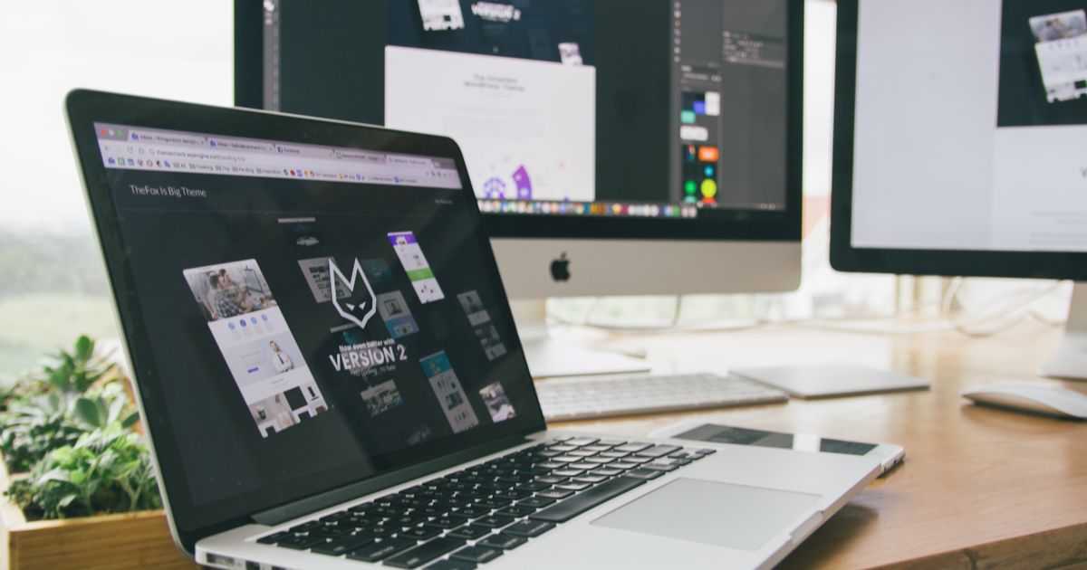 MacBook Pro mostrando un diseño web, representando el prototipado con Google Stitch