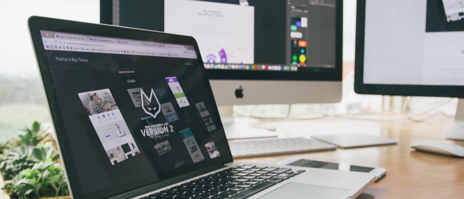 Macbook Pro Menampilkan Situs Web Versi 2 Pada Tabel