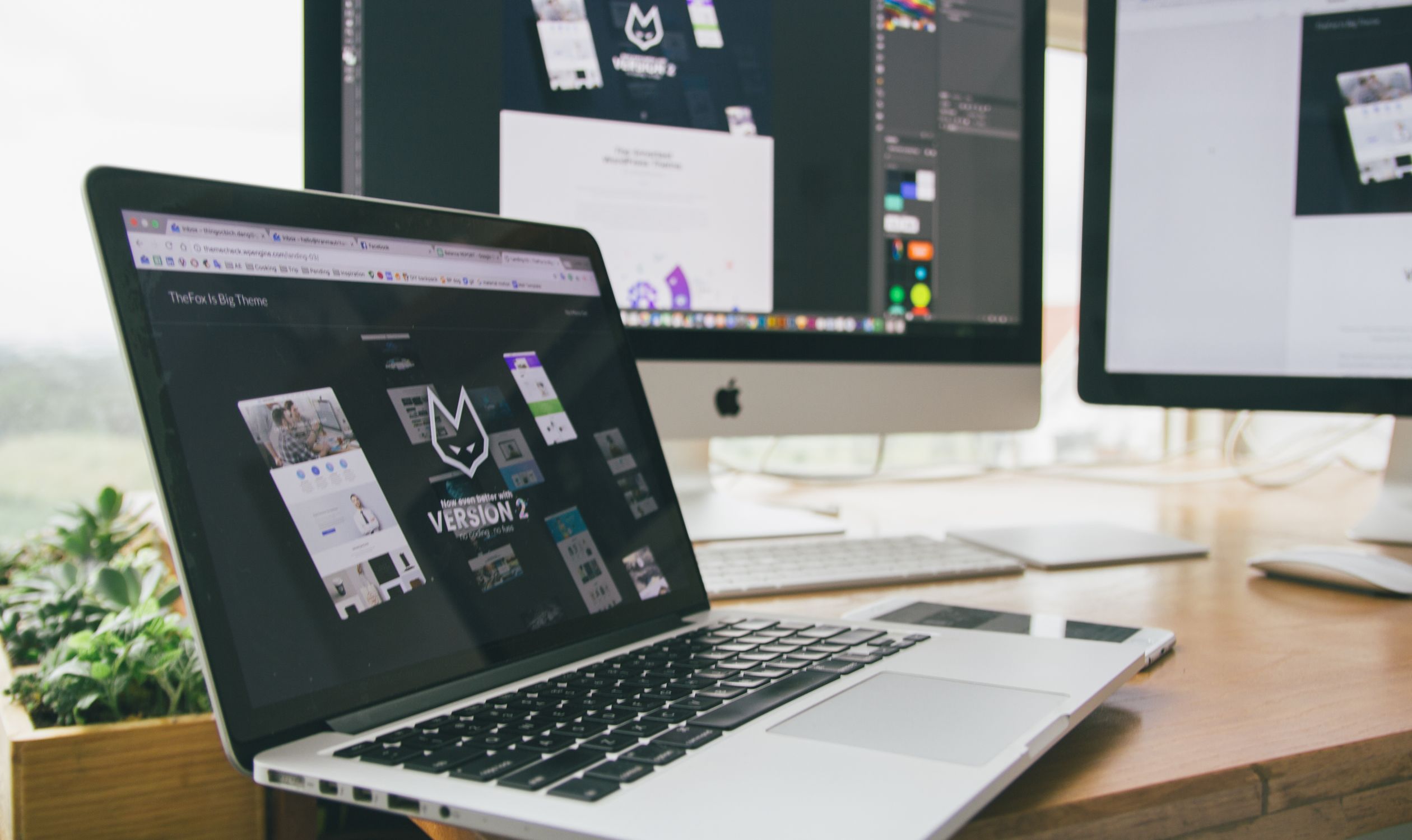 Refonte ou création : faut-il refaire son site web en 2026 ? 3 Poste de travail d'un web designer freelance pour la refonte d'un site vitrine à Saint-Nazaire