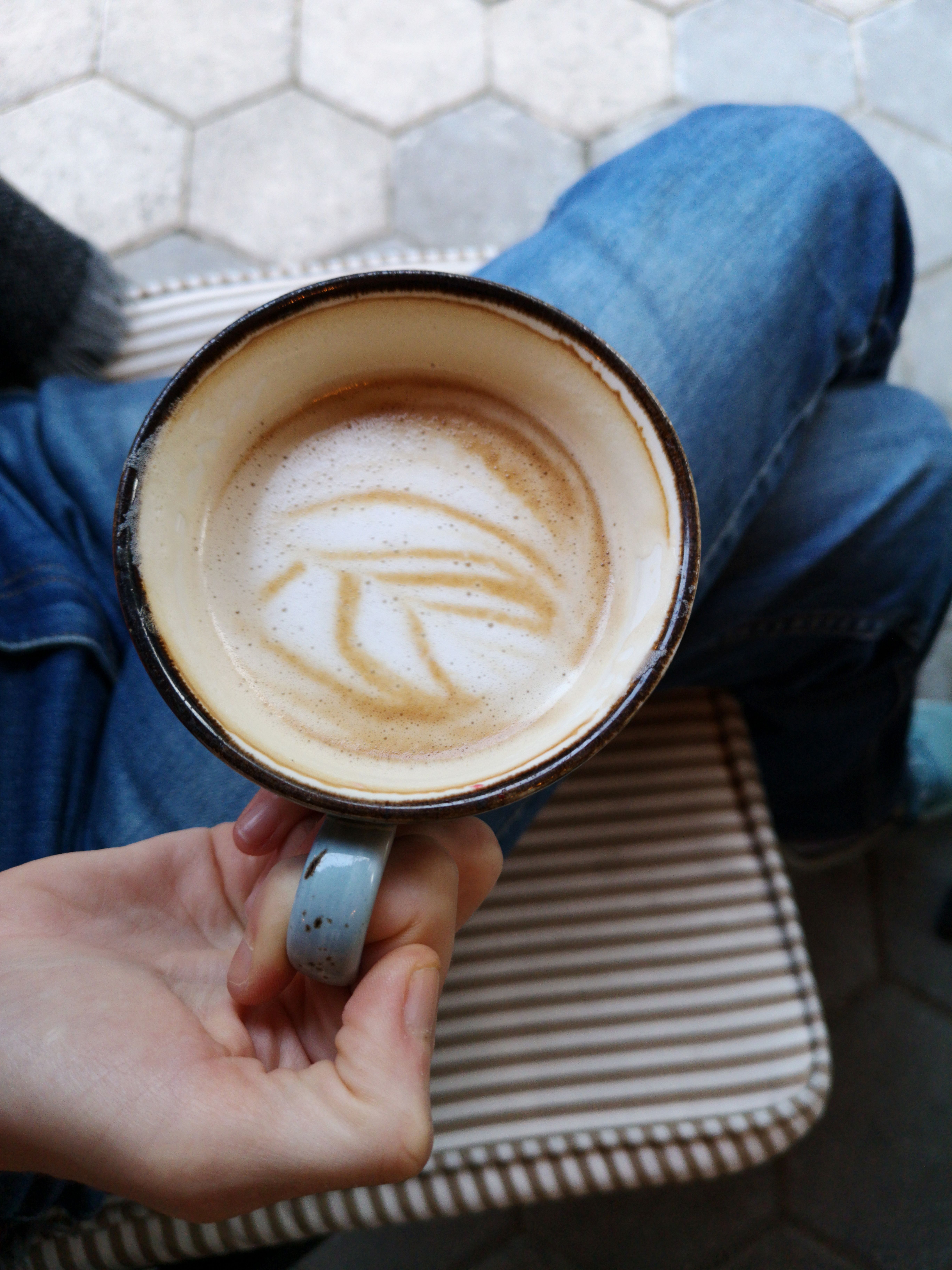 Café con leche en taza de cerámica · Fotografía referencial