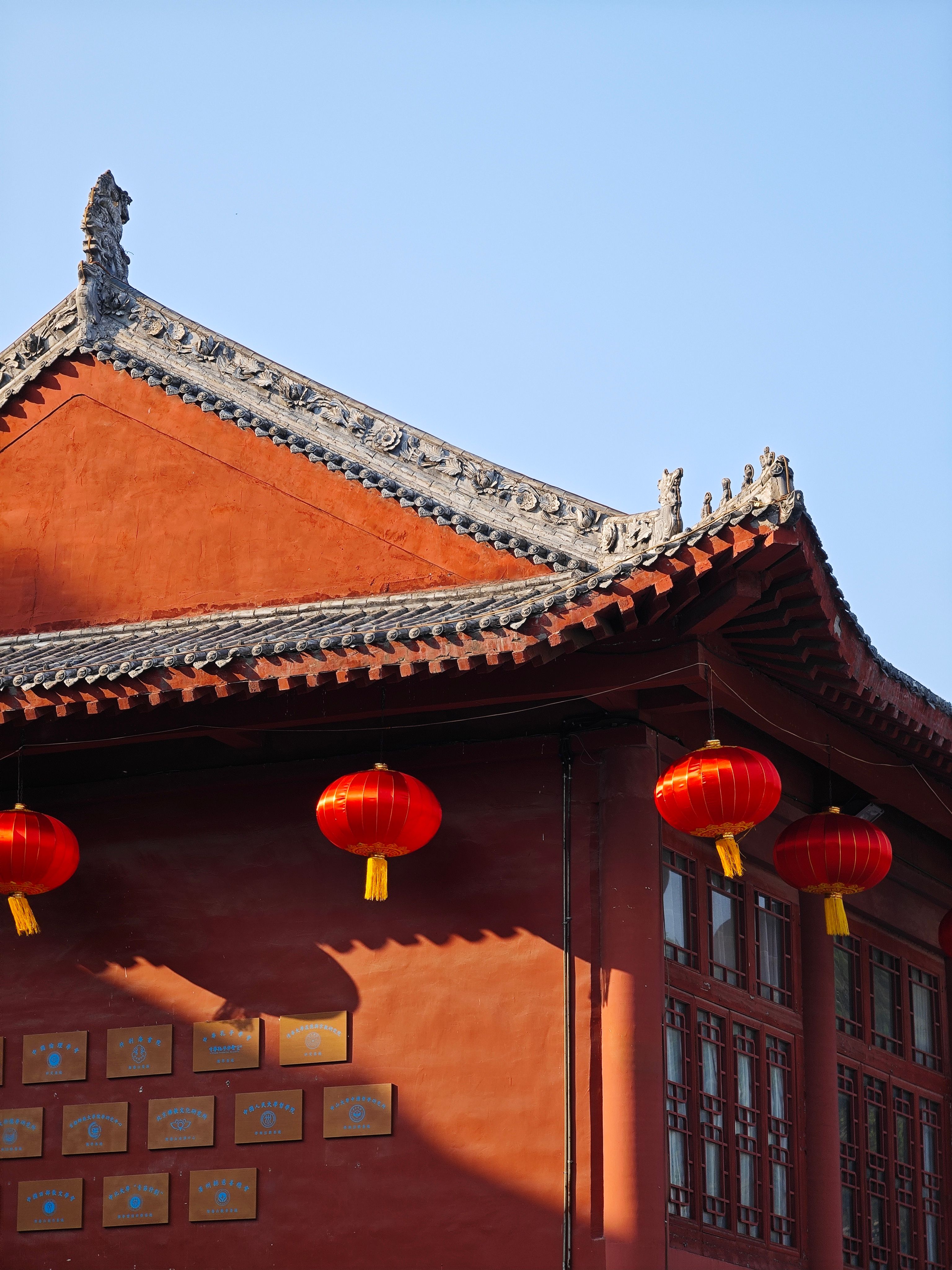 Traditional Chinese Architecture with Red Lanterns · Free Stock Photo