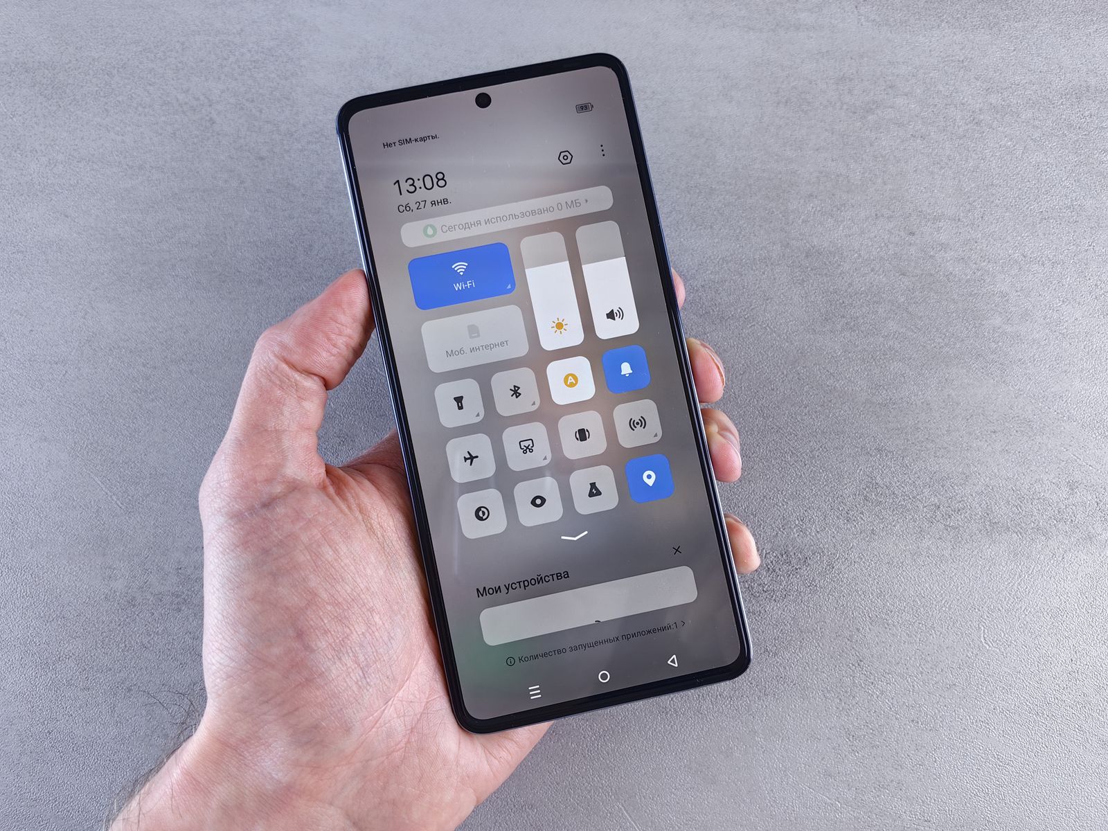 Mano sosteniendo un móvil con un panel de configuración en pantalla
